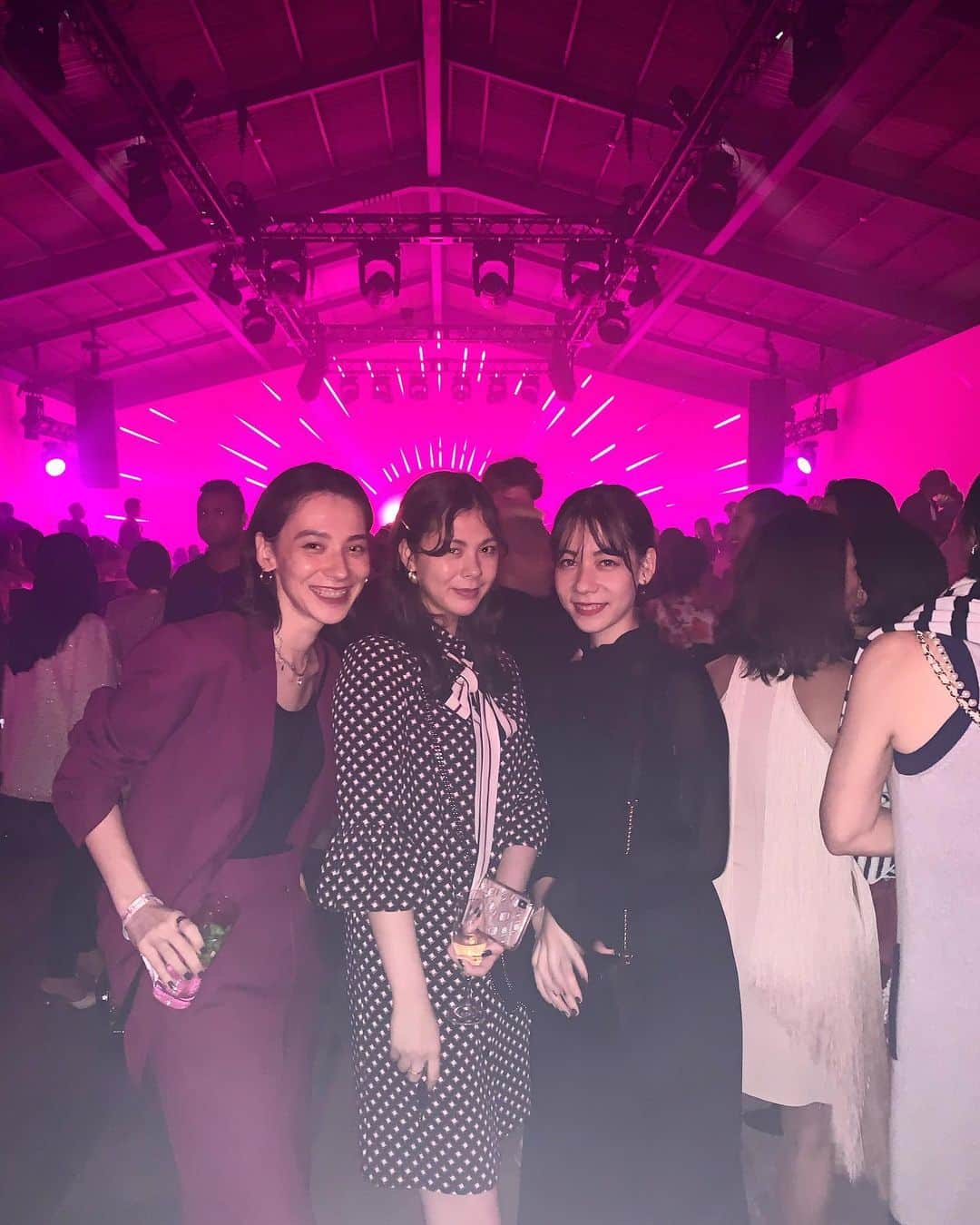 エモン・久瑠美のインスタグラム：「Sisters at @chanelofficial ❤️ #MademoisellePrive #シャネルマドモアゼルプリヴェ  #三姉妹」