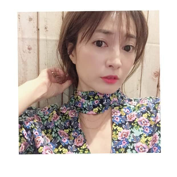 新山千春さんのインスタグラム写真 - (新山千春Instagram)「いつかしてみたい ショートヘアー💇‍♀️✂️！！ . 大ぶりのピアスに デニムにスニーカーに 差し色💄！ . シンプルに、、、でもどこか 粋な着こなしができる人に なりたいな(*˘︶˘*).｡.:* . . _______________________________🌴  #Japaneseactress #casualcoordinate #denimcoordinate #makeup #model  #mamafashion #mama#mamastyle #Instagood #cooking #streetwear #mamacoordinate #hairarrange #streetfashion  #outfit #casualstyle  #outfitstyle  #나를따르라  #fashionistas #dailylook #coodinate  #新山千春  __________________________________________ .」10月17日 23時47分 - chiharuuu_0114