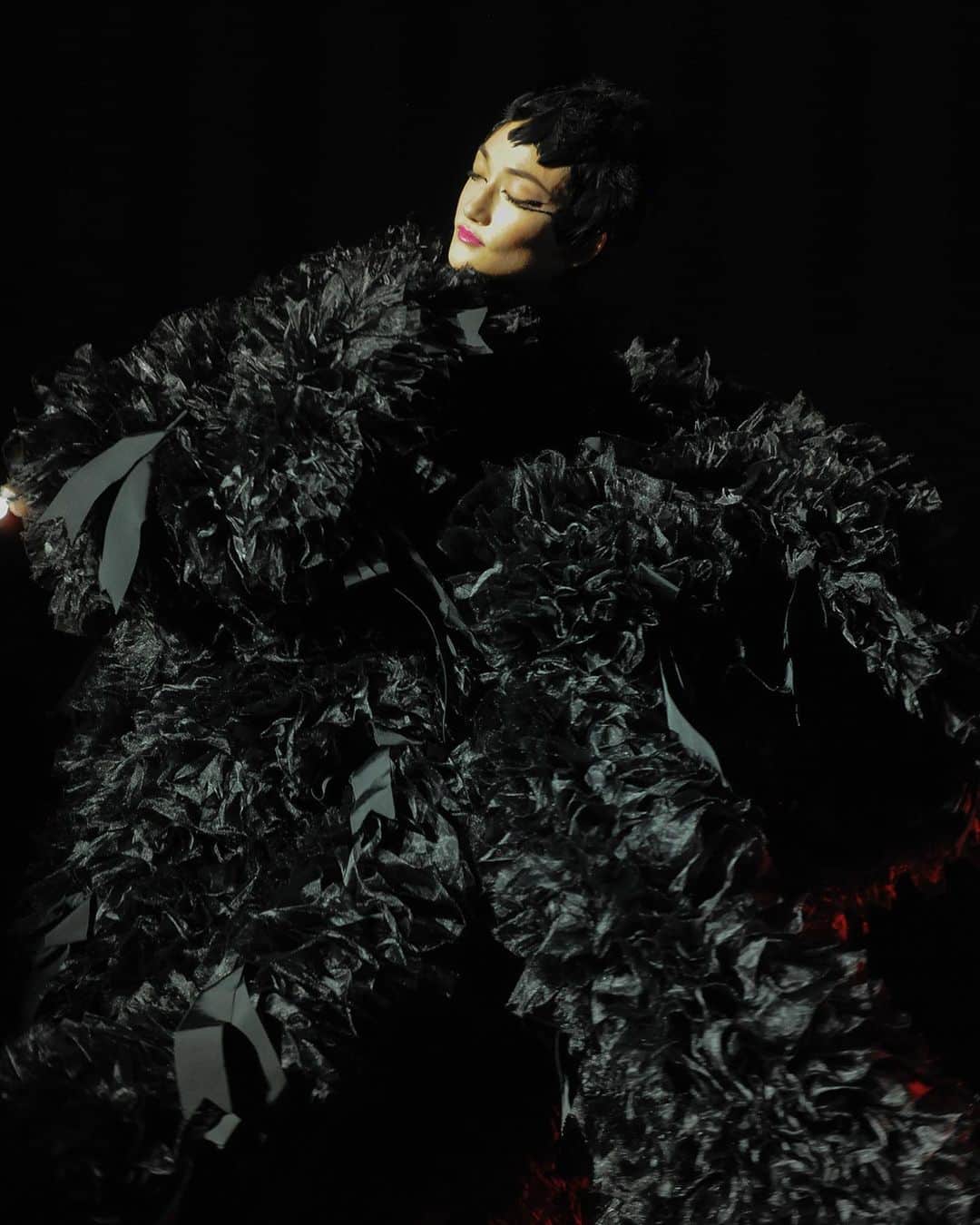 WWDジャパンさんのインスタグラム写真 - (WWDジャパンInstagram)「東コレ取材：「トモ コイズミ」のショーのラストルックを飾ったのは冨永愛。黒いドレスを自在に動かして舞う様子は圧巻！さすがの表現力を目の当たりにしました。  全ルックはストーリーまたはプロフィールのリンクから🔗  #TOMOKOIZUMI #RakutenFWT #AiTominaga #2020ss #20ss #ss2020 #ss20 #RakutenFWT #TokyoFashionWeek #fashionweek #東コレ #トモコイズミ #冨永愛」10月17日 23時48分 - wwd_jp