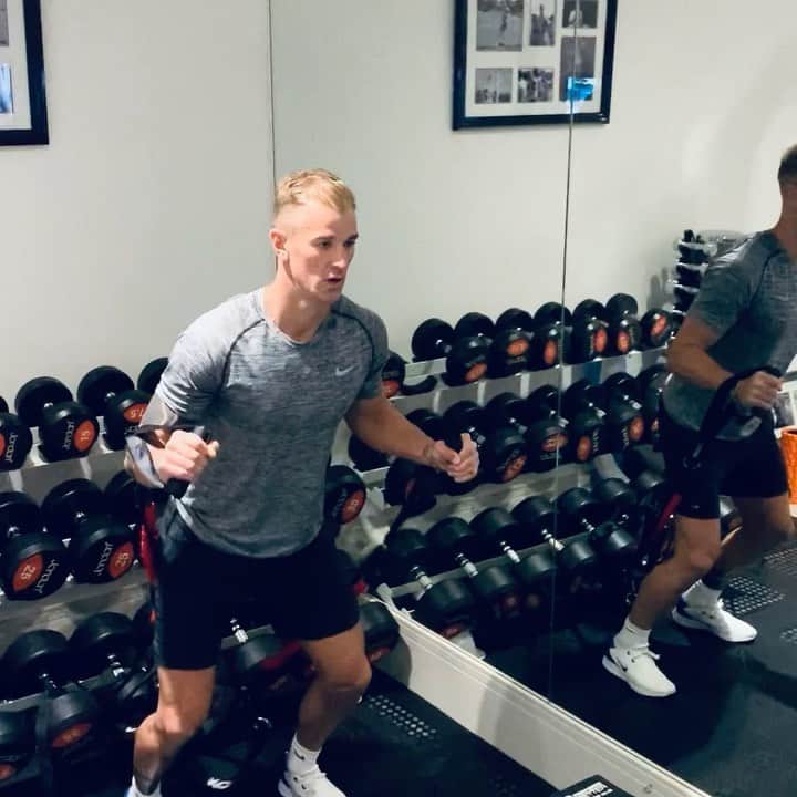 ジョー・ハートのインスタグラム：「Not playing is tough... days off are not the same feeling... so I work to be better, stronger and more powerful for when my moment comes again. Control what I can control and be ready for whatever comes my way.  Great session with @radcliffe_m #GKgymwork」