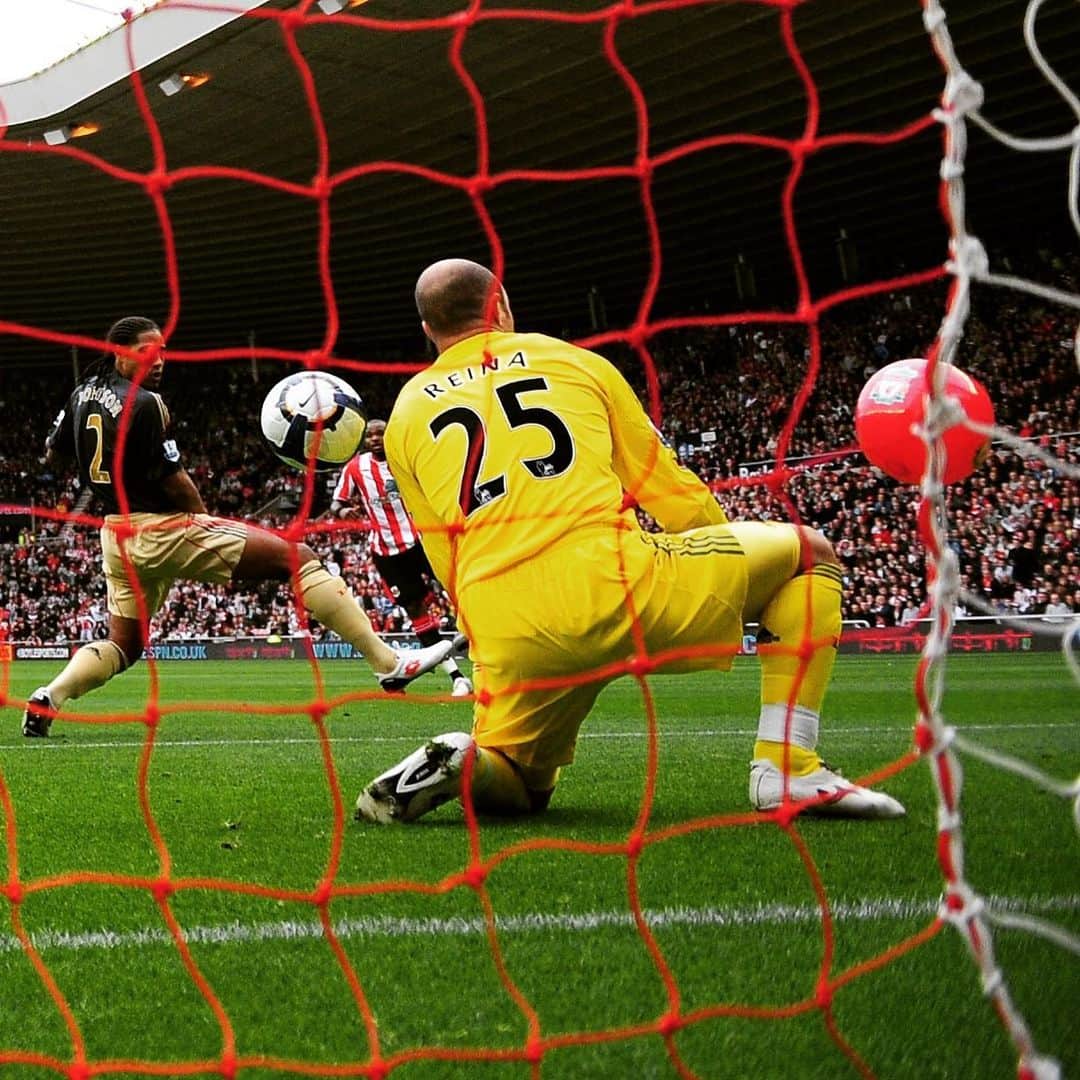 プレミアリーグさんのインスタグラム写真 - (プレミアリーグInstagram)「#TBT to 2009 when a beach ball deflected Sunderland's goal in against Liverpool 😲」10月17日 23時52分 - premierleague