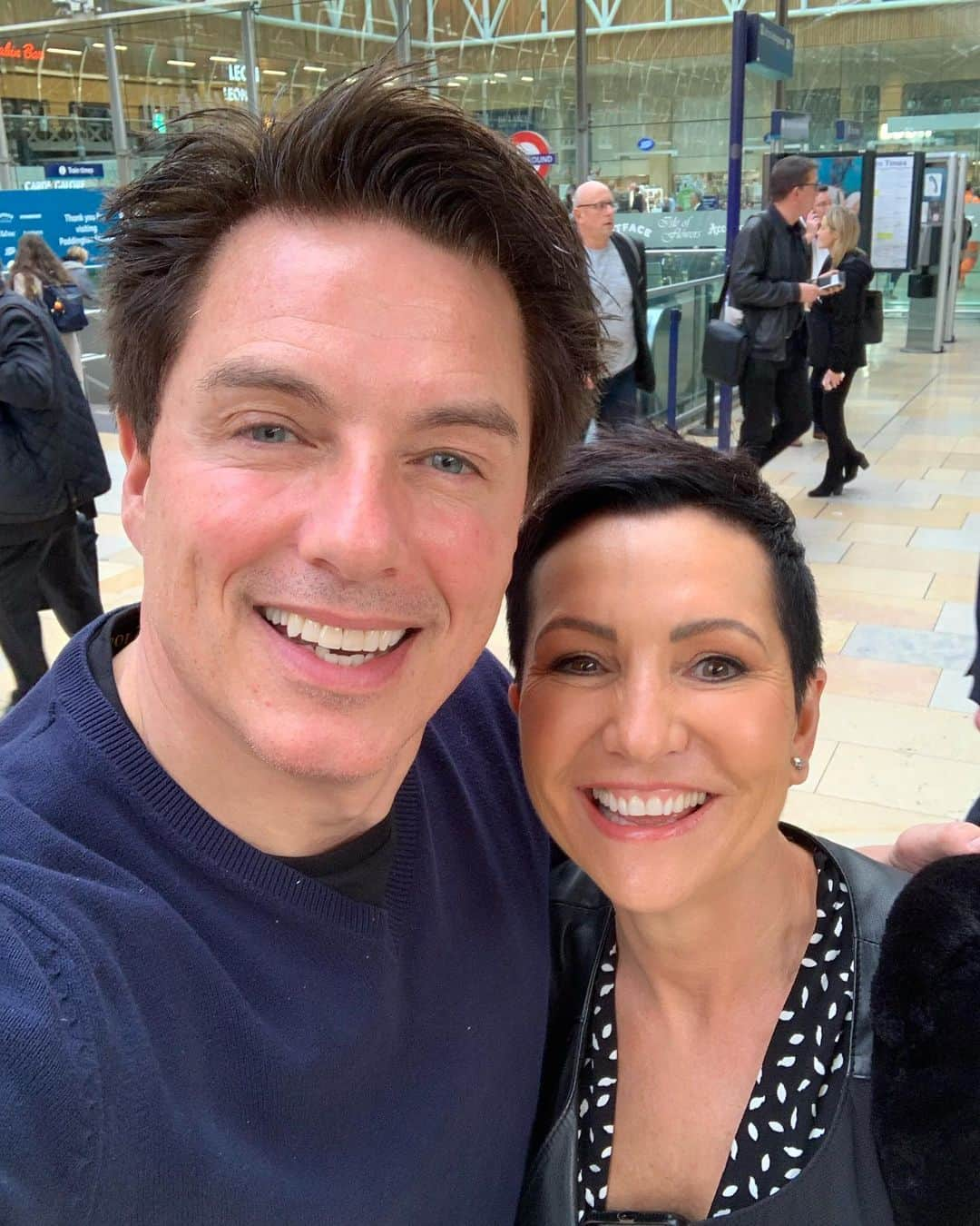 ジョン・バロウマンさんのインスタグラム写真 - (ジョン・バロウマンInstagram)「Heading back to #Cardiff after an afternoon of Press for my ‘A Fabulous Christmas’ album and tour @deccarecords Bumped into this lovely lady from #Cardiff who said she was on @thismorning today as a fashion model. Said @hollywilloughby  @schofe and team were lovely. Told me she had a #Fabulous day #love that.  Jb」10月17日 23時54分 - johnscotbarrowman