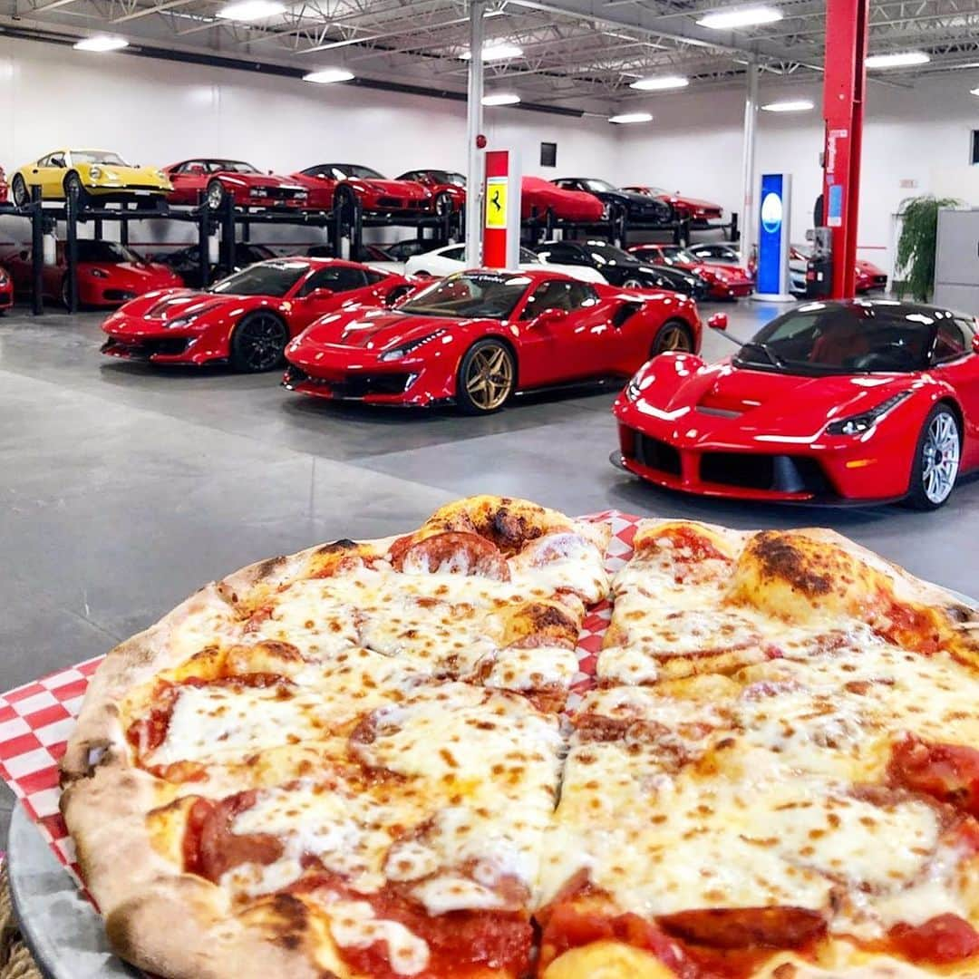 Dirk A. Productionsさんのインスタグラム写真 - (Dirk A. ProductionsInstagram)「CAPTION THIS!! 🍕🏎 . . . . . #Ferrari #LaFerrari #430Scuderia #Scud #458Speciale #488Pista #Pizza #CarbonFiber #Photo @ferrariquebec」10月18日 0時07分 - supercarfocusdotcom