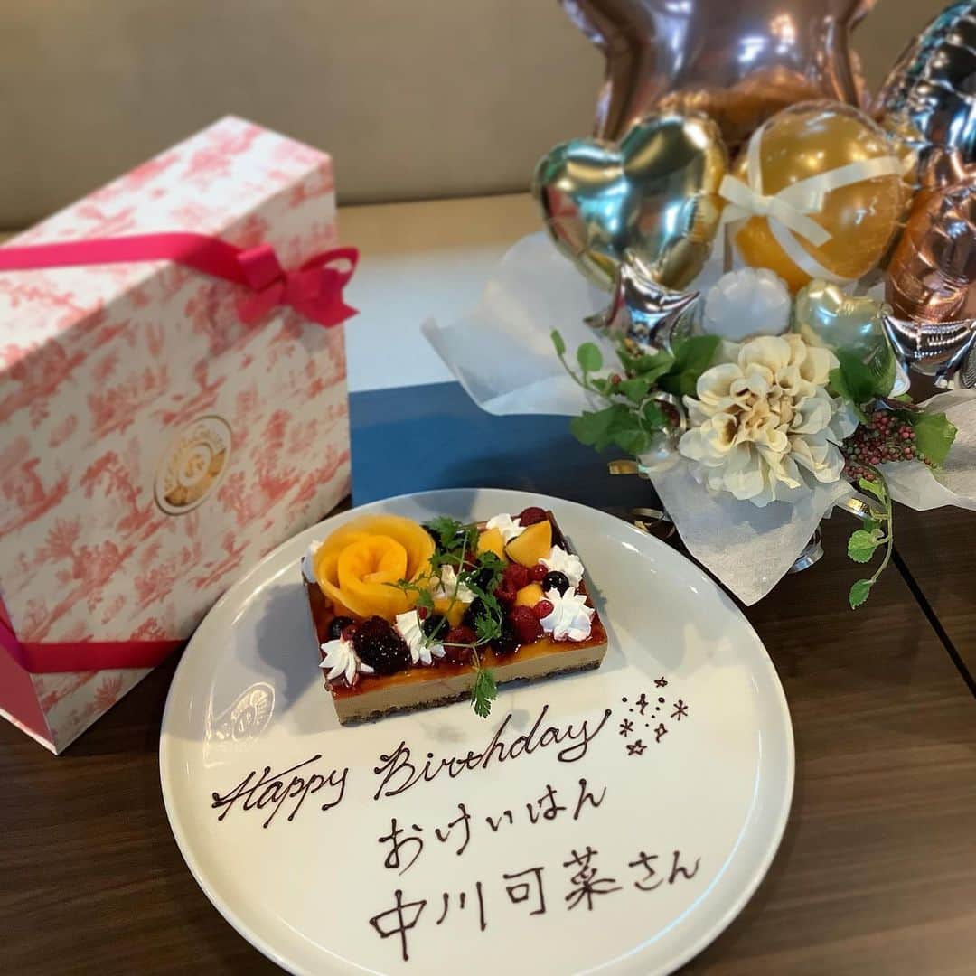 中川可菜さんのインスタグラム写真 - (中川可菜Instagram)「たくさんの誕生日メッセージありがとうございます🙏✨ ㅤ おけいはんチーム🚃のみなさまから、サプライズでお祝いしてくださいました🎂🎁💐⭐️🎀 ㅤ たくさんの方に「おめでとう👏」と言ってくださり、、、 嬉しい嬉しい素敵なプレゼントや可愛いバルーンとお花まで頂き、、、本当に嬉しかったです！ ㅤ 幸せいっぱいで22歳をスタートできました！！ 本当にありがとうございます👘🚃 ㅤ #✌️✌️ #22歳ポーズ #今日も楽しかった😌 #おけいはん #京阪電車 #京阪」10月18日 0時18分 - nakagawa_kana