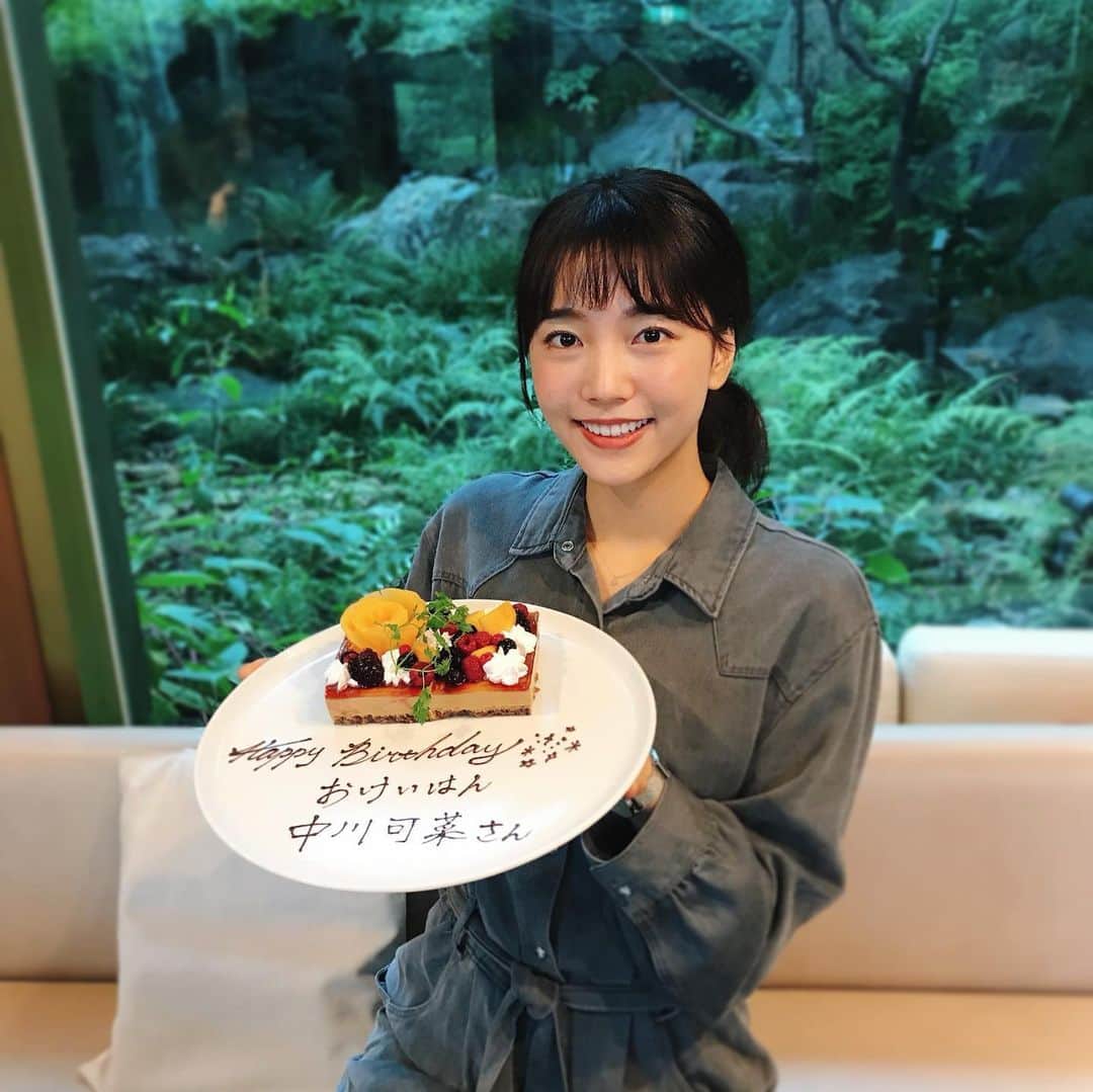 のインスタグラム：「たくさんの誕生日メッセージありがとうございます🙏✨ ㅤ おけいはんチーム🚃のみなさまから、サプライズでお祝いしてくださいました🎂🎁💐⭐️🎀 ㅤ たくさんの方に「おめでとう👏」と言ってくださり、、、 嬉しい嬉しい素敵なプレゼントや可愛いバルーンとお花まで頂き、、、本当に嬉しかったです！ ㅤ 幸せいっぱいで22歳をスタートできました！！ 本当にありがとうございます👘🚃 ㅤ #✌️✌️ #22歳ポーズ #今日も楽しかった😌 #おけいはん #京阪電車 #京阪」