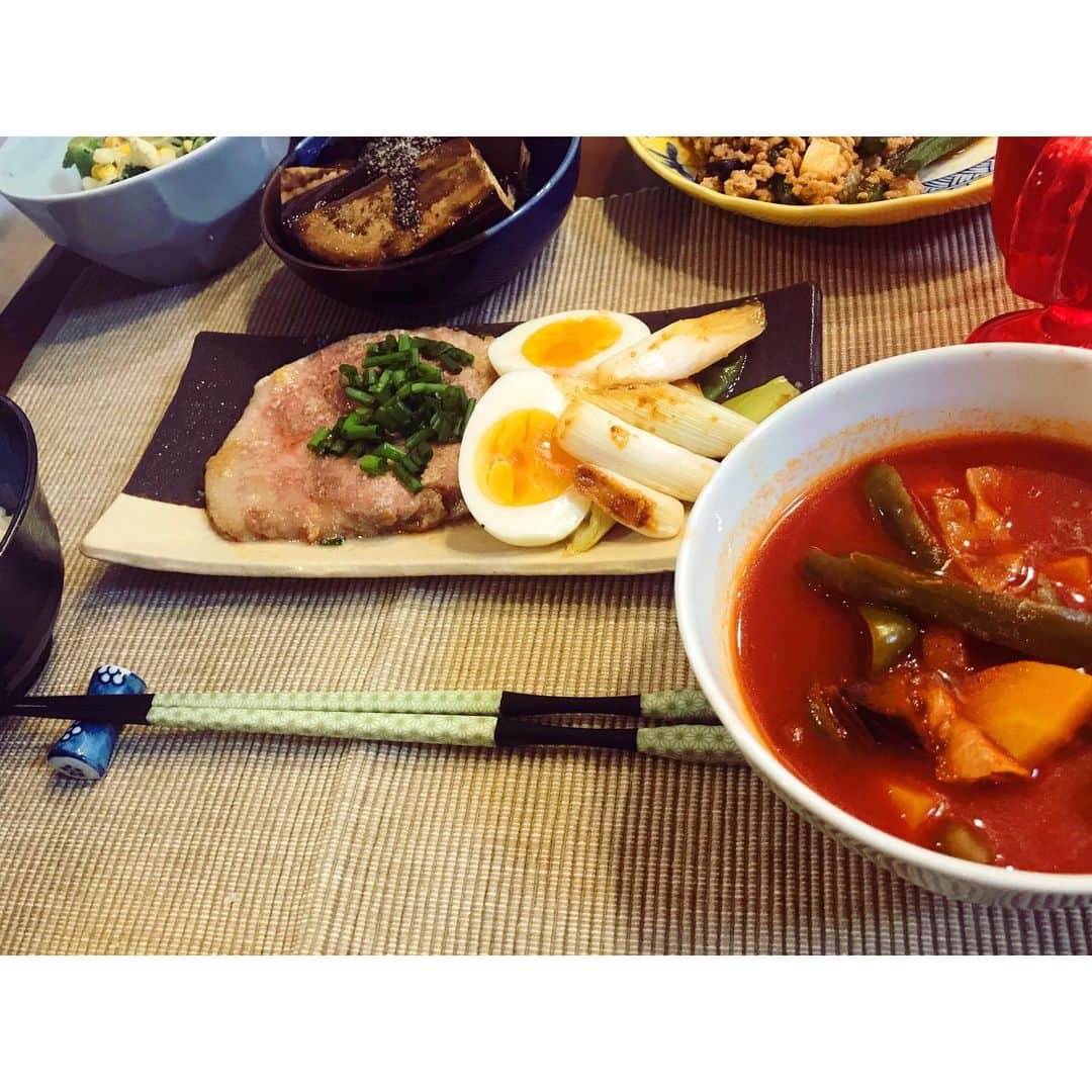 阿部純子さんのインスタグラム写真 - (阿部純子Instagram)「#じゅんこ飯🍴  名付けて、米麹豚肉定食です。 真っ赤なトマト野菜スープには、 米ナスが入っております🙋‍♀️サイズ感を全然活かせませんでした😭 ・ 台風の時に作りすぎた日🍽 冷蔵庫のものを全て使い切ろうと張り切りました…。 机に乗り切らなかったのは、 カボチャの煮付けやら肉じゃが🎃 あとは、きんぴらごぼう。 ・ ・ さて、今日の撮影は、 ずっと大切な方が雨の中わざわざ現場まで足を運んで下さいました。 うれしかったぁ〜〜〜‼️ ・ 目の前にいる人の為に 最高の時間を作り上げるパワーってスゴイ。。です✨ わたしもそうでありたいなっ」10月18日 0時14分 - junkoabe_official