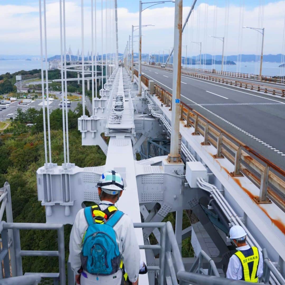 小林希さんのインスタグラム写真 - (小林希Instagram)「175メートルから見下ろした瀬戸大橋と与島と海。 吊り橋を上から見る美しさ！ しかしひたすら足は、震えてた。 あまり高所恐怖症ではないけど、下がかなり見える感じの階段で、くらっとしました。 けど、この橋をつくるにあたり、職員さんたちは少しずつ高さを慣らしていったとか、今もこの上を点検する職員さんたちがいるわけで、本当に尊敬しかありません。  瀬戸大橋は、新幹線が通れるようにもつくられていて、そんな未来を想像したらワクワクしました。  #travel#旅#国内旅行#小林希#旅行#旅好きな人と繋がりたい #旅行 #japan #島#島旅#離島#瀬戸大橋#瀬戸内海#塔頂体験 #与島」10月18日 0時18分 - nozokoneko
