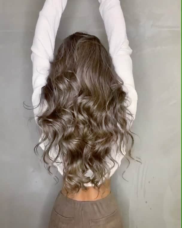 MARISのインスタグラム：「New hair color by @hayato_merry 💁🏽‍♀️ Thank you @merry_official_account @merry_shibuya ❣️ 金髪がさらに金髪になったので メッシュを重ねすぎてもはやメッシュが全体的になってきたから、 今回はローメッシュも入れてもらったよ❣️ 動きでていい感じ😍」