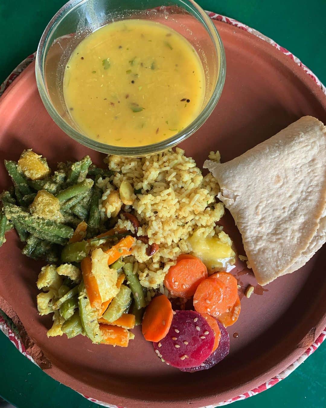 岡清華さんのインスタグラム写真 - (岡清華Instagram)「🌿Indian Ayurvedic Meals.  こんばんは! インドでのトレーニングは学ぶ事や内容が本当に濃く深い為、物凄いタイトスケジュールで進んでいます。4:30am起床から8:30pm就寝までほぼ休み時間は与えられません😱  そして睡眠時間を少しでも削ると翌日自分自身が辛いので、眠る時間までしっかりと確保しています。  昨日までは、キッチャリーというアーユルヴェーダのお粥で数日間過ごしました。(4.5.6枚目参照) 現代の弱り切った私たちの消化力を取り戻し、身体を浄化し感情までも消化しやすし、心身を軽くしてくれます。私は一人で家ご飯を食べる時は、外食等の調整をする為、ほぼキッチャリーで過ごしています。( @the_b_vegan でもお召し上がりいただけますよ!) お米、ギー、生姜、ターメリックのみの"クニ"というお粥は最も消化しやすく、少しずつ豆を増やし、野菜も増やし…とここでの食事も段階的にアレンジされています。  今日の朝(1枚目).昼(2枚目).夜(3枚目)という風に少しずつ品数が増えて、インドらしさを感じられるお食事になっていっています。(Super yummy...😋) 私たちが食べているお食事はファイヤーマウンテンの施設の方が作ってくださっていますが、 @hale_pule のアーユルヴェーダフードメソッドをしっかりと守って作って頂けているので安心して快適に楽しめています。  甘みのある野菜(根菜類など)と苦味のある野菜(葉野菜などのグリーン類)がどちらも含まれていること、穀類(米. 挽きたての小麦)、たんぱく質(豆)を摂取すること、そして採れたての食材で作りたてのもの。生命力があり、温かく水分と油分の含まれていることがポイントです。  そして何より大切なことは、よく噛むこと。どれだけいい食事をしていても、唾液という消化酵素としっかりと混ざり合わないまま飲み込んでしまってはまるで台無しです。  食べ物が液体状になるまでよく噛む。スプーンに少しずつすくって口の中に運び、一口一口スプーンを置く…なるべく喋りすぎたり他のことをせず穏やかな気持ちで食べること。これを食べる時には実践しています。  何を食べるか<どう食べるか #Howtoeat #Foodasmedicine  明日は、エネルギーポイントである"マルマ"というトリートメントを学びます。帰国後、更なる本質を様々なアプローチで展開させる為、あと少し、今は、今現在にしっかり集中し、頑張ります🌙  #ayurveda #healing #treatment #india #training #learningtrip #アーユルヴェーダ #ホリスティック  #ライフスタイル #本質的 な #豊かさ #調和 #本来の姿 #個性 #本物 #価値 #女性 #輝き #より良い人生の為の生活の知恵」10月18日 0時25分 - okasaya