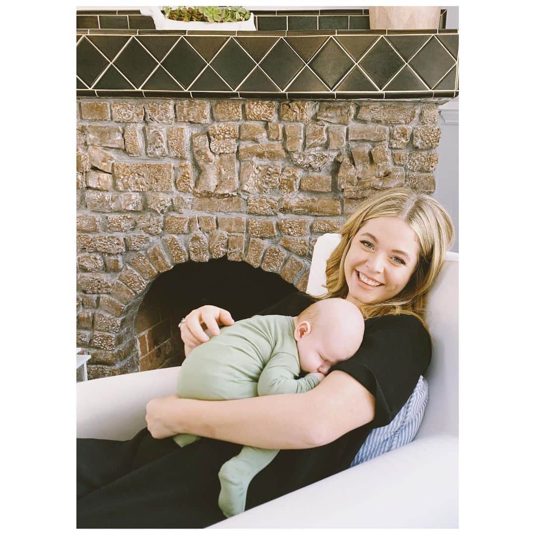 サーシャ・ピーターズのインスタグラム：「Absolutely obsessed with @jadeaard and @mackenziewhelan little bundle of joy! Jaxon, you are SO loved! 💕」