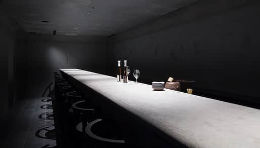 川上俊さんのインスタグラム写真 - (川上俊Instagram)「This weekend, don’t miss it :) 今週末です。お蔭様で、まもなく満席になりそうです。若干の空席はあるようですので、hotel koe tokyo 予約サイトよりご確認お願いします。 ・・・ Tea ceremony by artless @shunkawakami + asahiyaki @hosaimatsubayashi  19th & 20th October 2019 (at hotel koe tokyo)  約400年の歴史を持つ京都・宇治の窯元、#朝日焼 。その16代目となる松林豊斎と、グローバルに活躍するブランディングエージェンシー #artless Inc. を率いる アートディレクターでありアーティストでもある 川上シュン。  この二人の根底にある「#綺麗寂び」という茶人・小堀遠州の美意識を基に、双方の現代的美意識を一つの茶碗と一つのグラフィックで表現され展示されます。  この展示は、hotel koe tokyo プライベートラウンジにて、完全予約制の御茶席形式でのアート鑑賞となります。 – info  場所：〒150-0042 東京都渋谷区宇田川町３−７ hotel koé tokyo （3F, private lounge） 日程：2019年10月19日(土)〜10月20日(日) 時間：12:00- / 13:30- / 15:00- / 16:30- （各60分）/ 予約制  more info: www.artless.co.jp/alog/  #hotelkoe #hotelkoetokyo」10月18日 0時56分 - shunkawakami