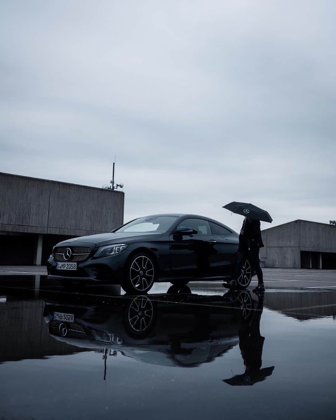 メルセデス・ベンツさんのインスタグラム写真 - (メルセデス・ベンツInstagram)「Stay classy, even when it rains. Our umbrella is the best way to go about it. Click on the product tag! 📸 @patborriello for #MBsocialcar #MBsocialsales #MercedesBenz #Fashion #accessories」10月18日 1時08分 - mercedesbenz