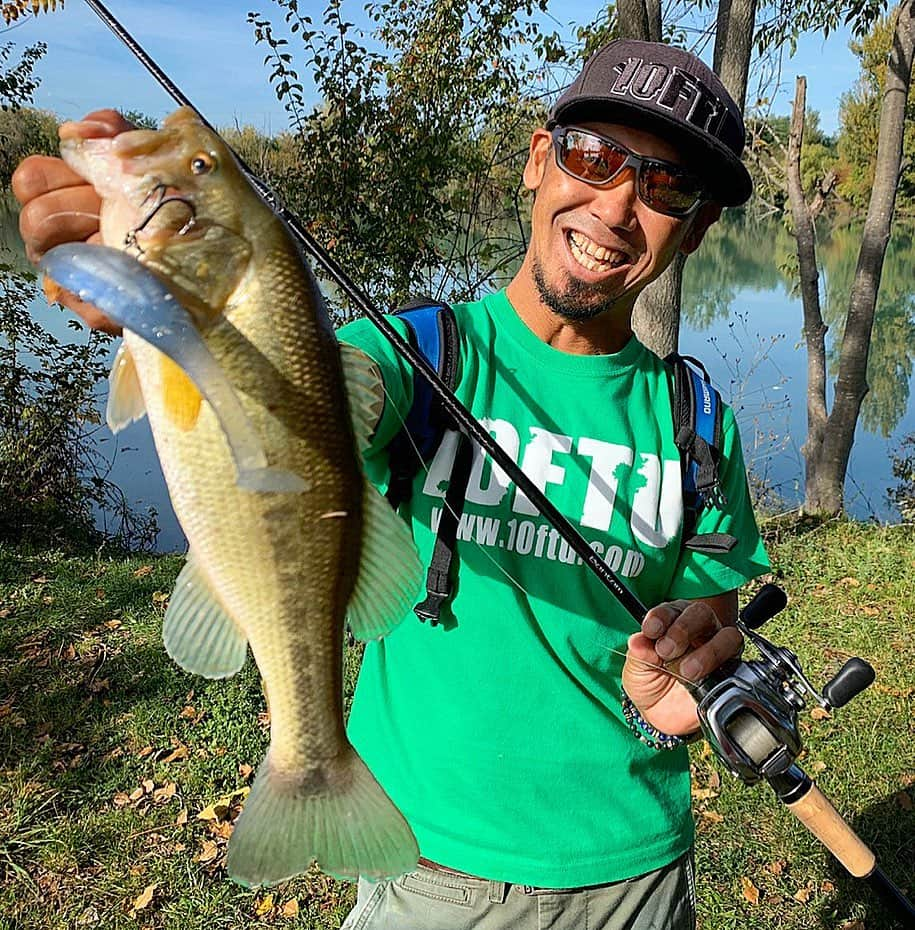 伊豫部健さんのインスタグラム写真 - (伊豫部健Instagram)「僕にもGood fish! 水質がクリアに近いステインだったのと、ベイトが表層に浮いてたから、HBバブゥtype2のナチュラルシャッドをゆっくりバンク際を通してってみたら水面炸裂の横っ飛びバイト‼️ いやぁ〜、どこの国でもHBバブゥに出るバスは元気でパワフル💪 ホントこのゲームはやめらんないし、楽しすぎます‼️ もっと、もっとスイムベイティングを世界中に広げていきたいなぁ~って思いました♬  @10tenfeetunder_kiob @10ftu_kiob_smpfishing @se9rets @ken_iyobe @obick_55 @shimanofishing_jp @sunline_japan @sns_hayabusa @gary_international_kk @talex_fishing @ringstar_1889 #iyoken #kiob #イヨケン #hbバブゥtype2 #hbバブゥ #ヘッドボム #10ftu #tenfeetunder #10tenfeetunder #bassfishing #swimbait #swimbaits #伊豫部健」10月18日 1時23分 - ken_iyobe