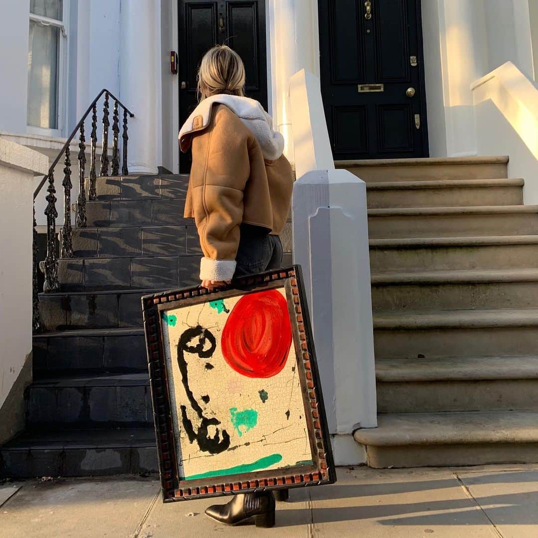 Camille Charriereさんのインスタグラム写真 - (Camille CharriereInstagram)「Flatmin update: brought a new friend home from Golbourne Road. Also: my left arm might fall off... but if it does, at least it will be burried in @loewe (its what it would have wanted)」10月18日 1時26分 - camillecharriere