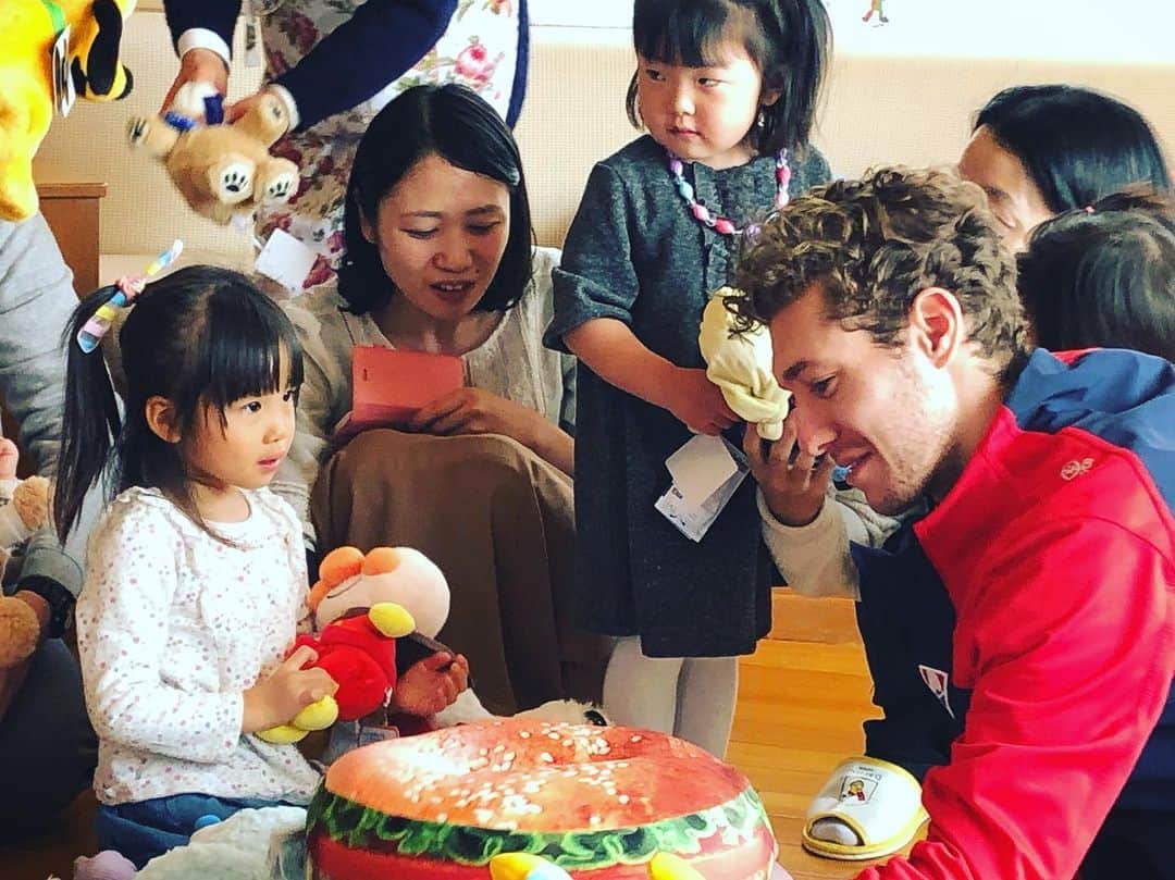 ジェイソン・ブラウンのインスタグラム：「The tradition continues! ❤️ • All stuffed animals thrown onto the ice after my performances at #SkateAmerica will be donated to the #RMH in Las Vegas!! ✨ スケートアメリカのあとで、僕はドナルドマクドナルドハウスに行きます！氷上に投げ込まれたヌイグルミは、ラスベガスのドナルド マクドナルド ハウスに寄付します。🥰」