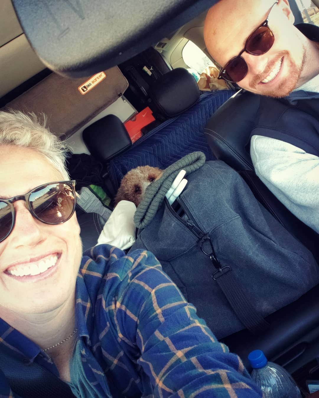 ソフィー・シュミットのインスタグラム：「Road trippin' with the Fam. 😍 Packed to the brim. 'Merica let's see what you have to offer. 🚌🌎」