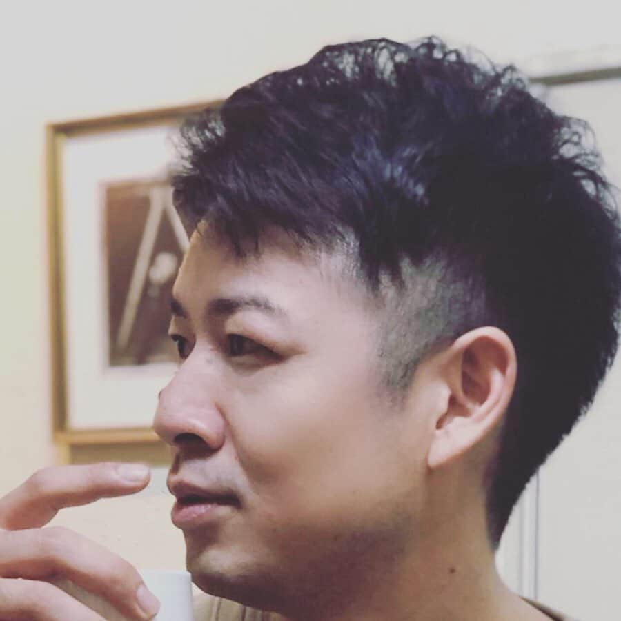 江崎峰史さんのインスタグラム写真 - (江崎峰史Instagram)「いつもお世話なってます。 またさっぱりさせてもらいました。 今回はなかなか行けなくてだいぶ伸びてたのでようやく元に戻れました。数珠つなぎのように次々と来られて担当の方もハサミとカメラを交互に数珠つなぎ撮影に大忙し。  #髪切り #刈り上げ #先輩から後輩」10月18日 1時35分 - ezakitakafumi