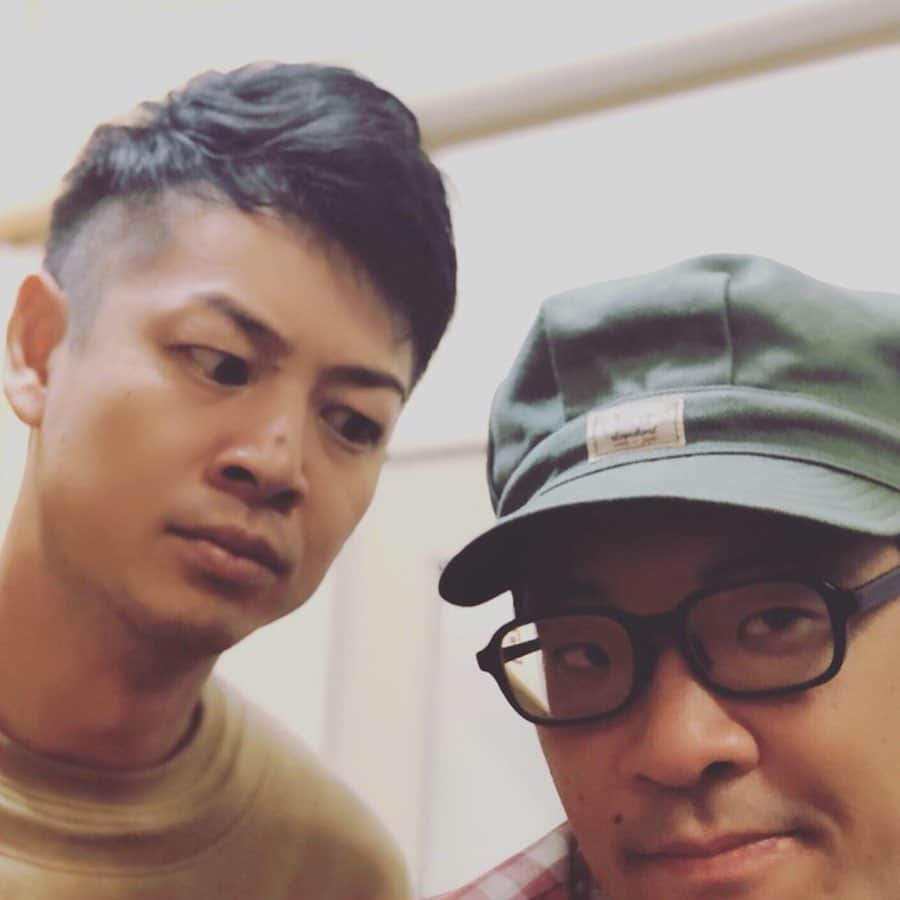 江崎峰史さんのインスタグラム写真 - (江崎峰史Instagram)「いつもお世話なってます。 またさっぱりさせてもらいました。 今回はなかなか行けなくてだいぶ伸びてたのでようやく元に戻れました。数珠つなぎのように次々と来られて担当の方もハサミとカメラを交互に数珠つなぎ撮影に大忙し。  #髪切り #刈り上げ #先輩から後輩」10月18日 1時35分 - ezakitakafumi