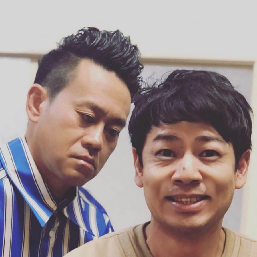 江崎峰史さんのインスタグラム写真 - (江崎峰史Instagram)「いつもお世話なってます。 またさっぱりさせてもらいました。 今回はなかなか行けなくてだいぶ伸びてたのでようやく元に戻れました。数珠つなぎのように次々と来られて担当の方もハサミとカメラを交互に数珠つなぎ撮影に大忙し。  #髪切り #刈り上げ #先輩から後輩」10月18日 1時35分 - ezakitakafumi