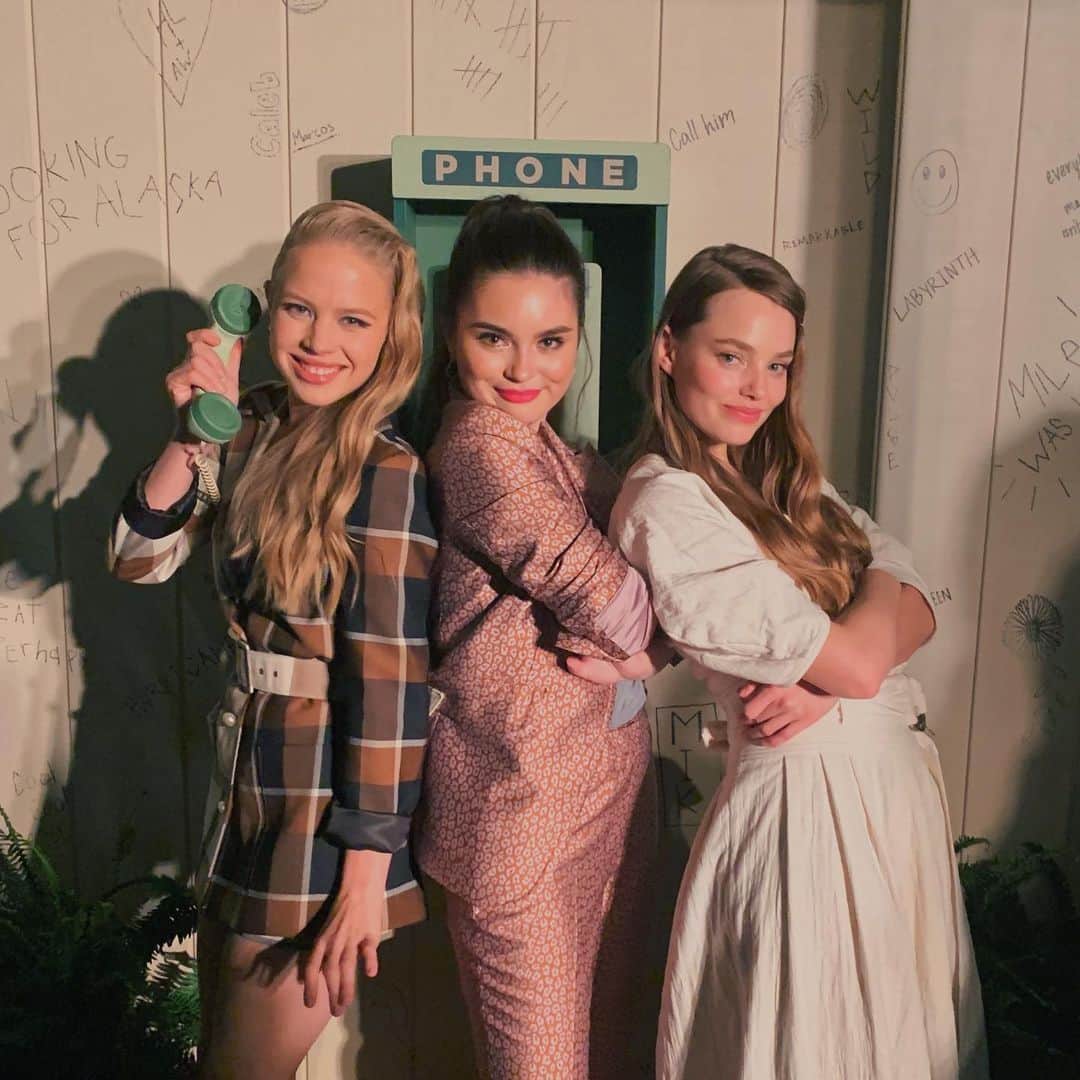 ランドリー・ベンダーのインスタグラム：「Hi just dropping in to let you know @alaskaonhulu is OUT TOMORROW WHAAAT‼️🥳 (also this picture makes me really happy)」