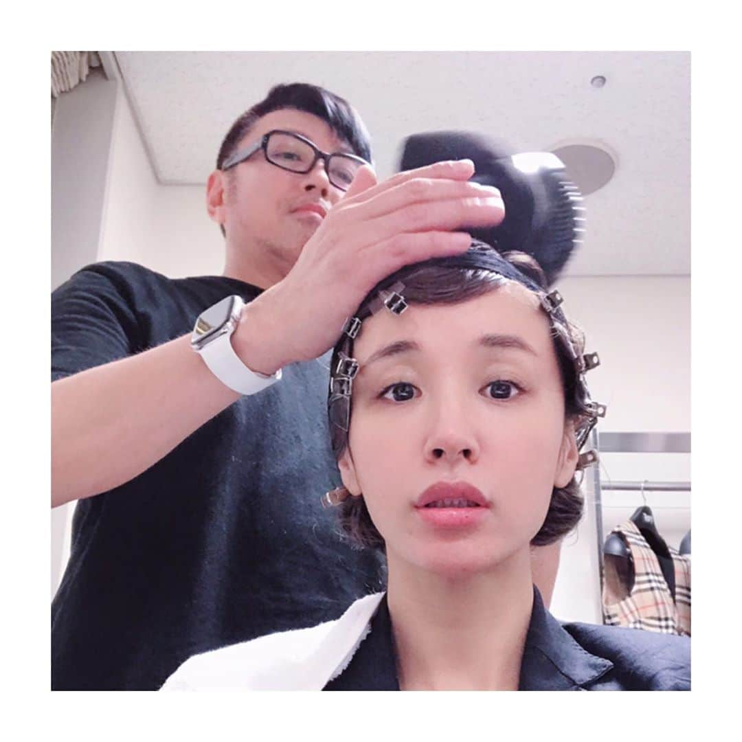 鈴木紗理奈さんのインスタグラム写真 - (鈴木紗理奈Instagram)「「城への招待」のヘアメイクは 1920年代にトリップ。 しげさん @shige710  が 素敵に仕上げてくれた‼︎ 元々1920年代のフィンガーウェーブ 大好きで、この要素を取り入れたカールはテレビの時にもたまにやってもらってる。 気づいてた⁇  #フィンガーウェーブ #fingerwaves  #1920hair #vintagehair #紗理奈流styling」10月18日 1時49分 - munehirovoice