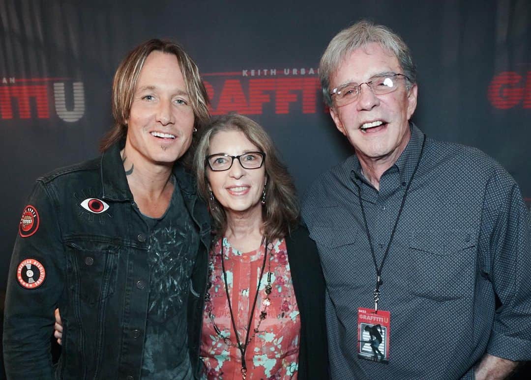 キース・アーバンのインスタグラム：「Today I lost a longtime great friend and we lost a beautiful human named Bob Kingsley. Every memory I have of being with Bob (and Nan) is one of rare warmth and grace. I will miss you dearly Bob- peace be with your spirit , and blessings and peace be with all of your family today . 🙏😞 - KU」