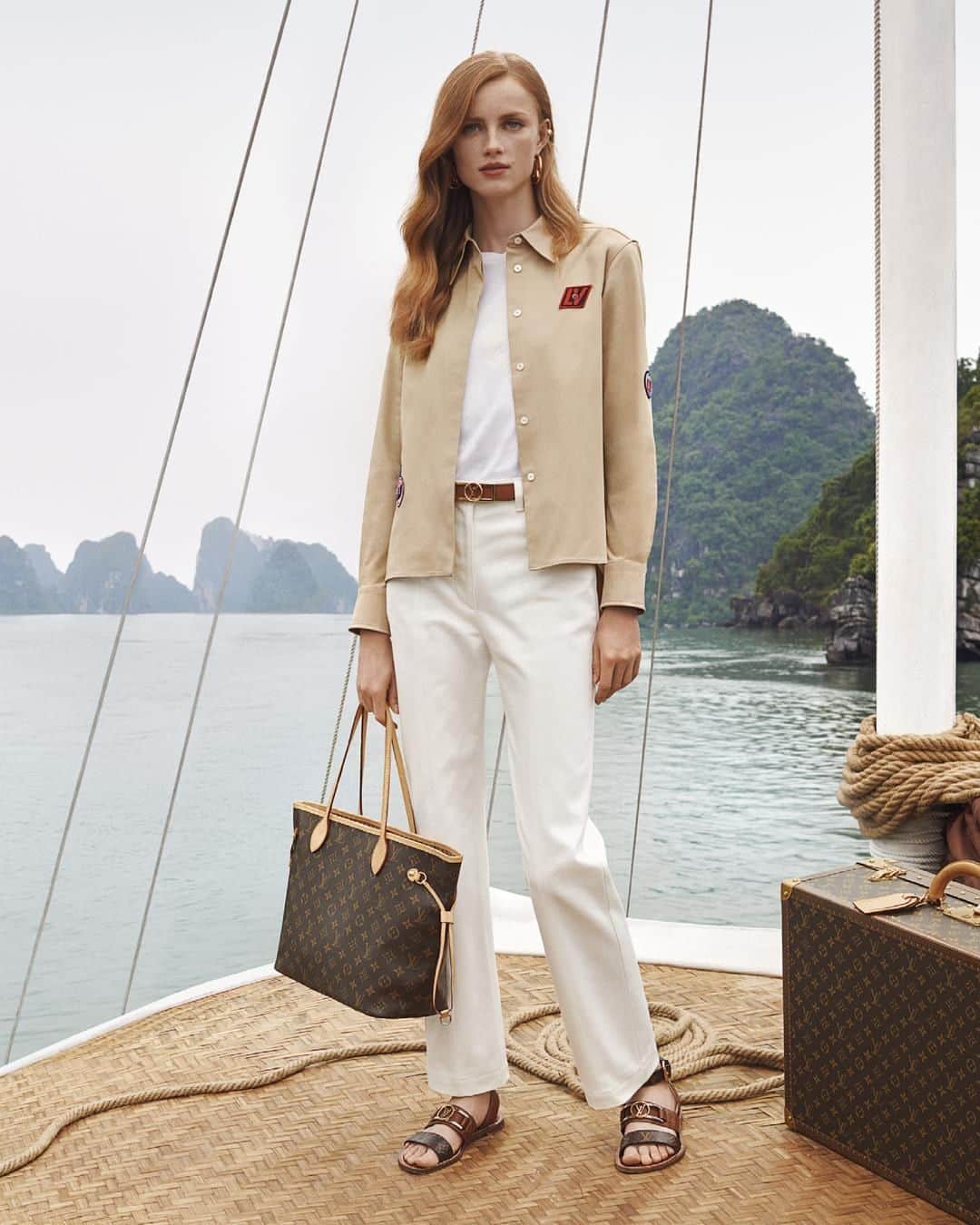 のインスタグラム：「#LouisVuitton’s Neverfull tote combines simple lines and spacious volumes. Rediscover the bags from the Spirit of Travel campaign via link in bio.」