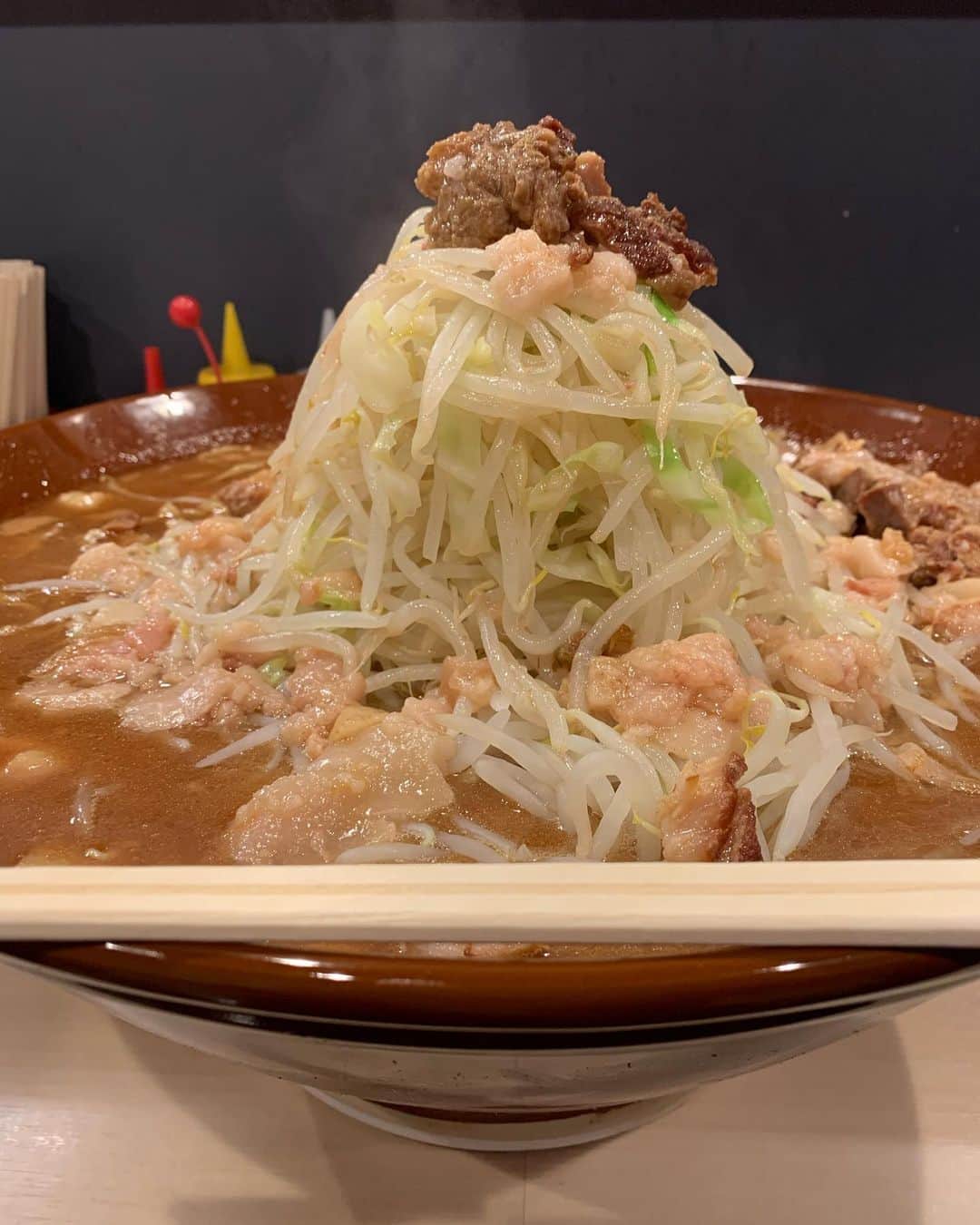かこさんのインスタグラム写真 - (かこInstagram)「大好きな鷹の目さん！ラーメン！愛情の豚さん別皿😭✨いつも優しくしてくださって感謝😭そして美味しすぎて本当に体に染み渡る、、、 #鷹の目 #ラーメン」10月18日 2時12分 - harapeko__kako