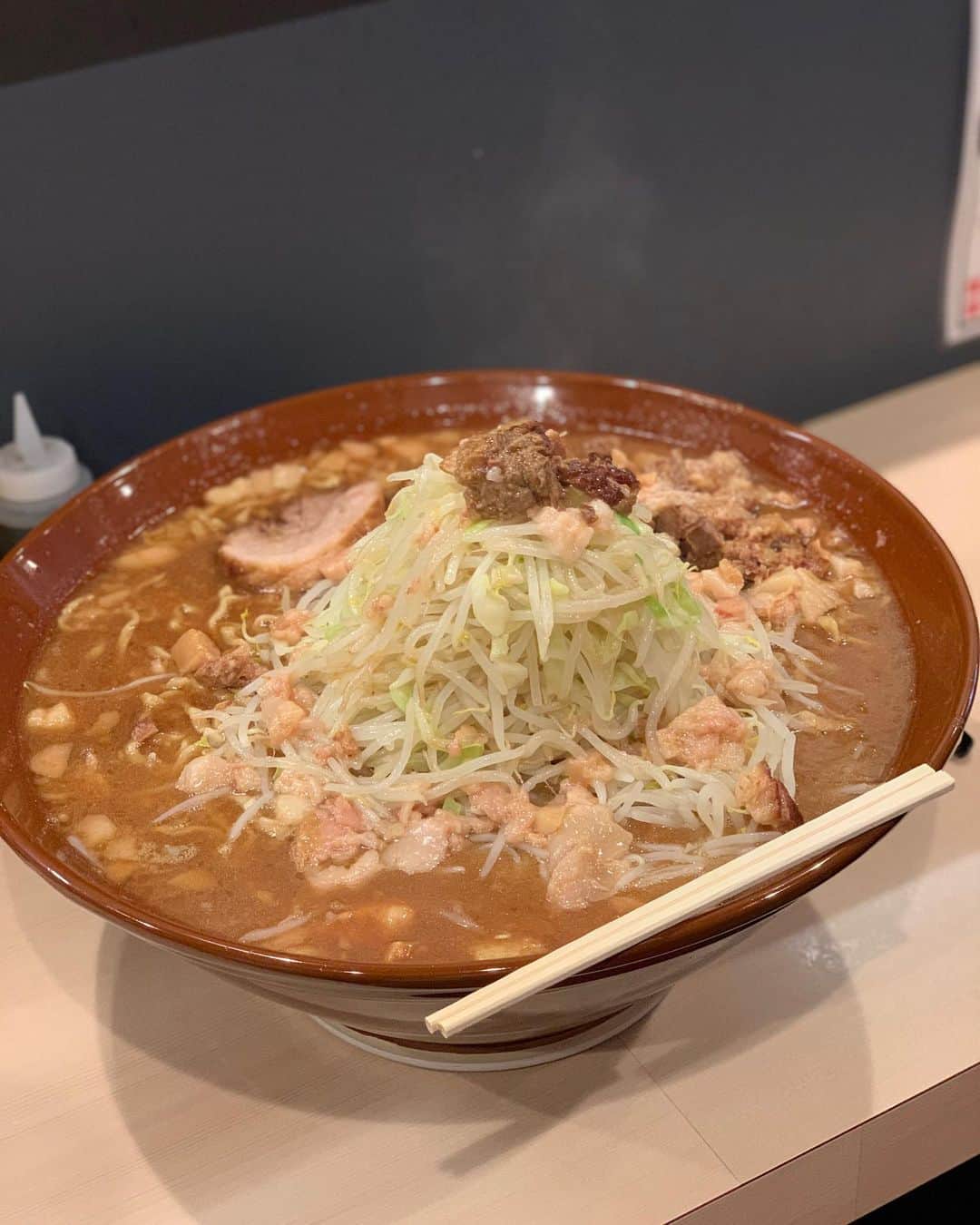 かこさんのインスタグラム写真 - (かこInstagram)「大好きな鷹の目さん！ラーメン！愛情の豚さん別皿😭✨いつも優しくしてくださって感謝😭そして美味しすぎて本当に体に染み渡る、、、 #鷹の目 #ラーメン」10月18日 2時12分 - harapeko__kako