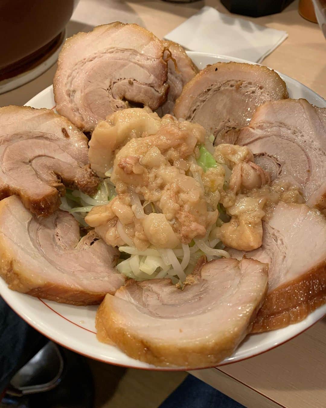 かこさんのインスタグラム写真 - (かこInstagram)「大好きな鷹の目さん！ラーメン！愛情の豚さん別皿😭✨いつも優しくしてくださって感謝😭そして美味しすぎて本当に体に染み渡る、、、 #鷹の目 #ラーメン」10月18日 2時12分 - harapeko__kako