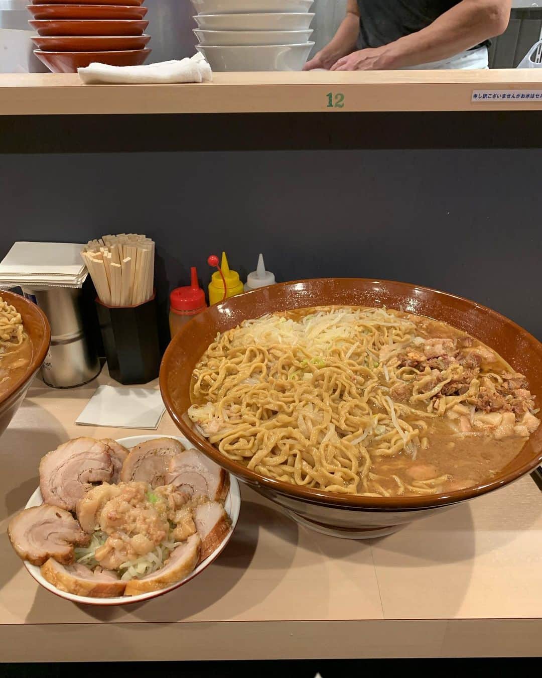 かこさんのインスタグラム写真 - (かこInstagram)「大好きな鷹の目さん！ラーメン！愛情の豚さん別皿😭✨いつも優しくしてくださって感謝😭そして美味しすぎて本当に体に染み渡る、、、 #鷹の目 #ラーメン」10月18日 2時12分 - harapeko__kako