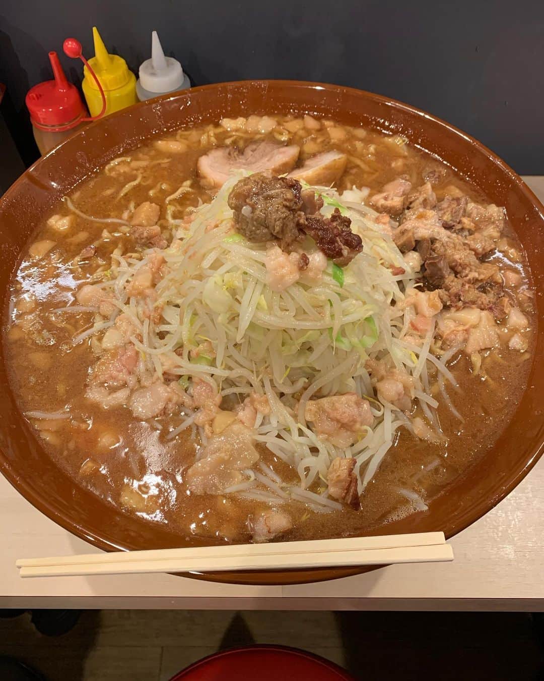 かこさんのインスタグラム写真 - (かこInstagram)「大好きな鷹の目さん！ラーメン！愛情の豚さん別皿😭✨いつも優しくしてくださって感謝😭そして美味しすぎて本当に体に染み渡る、、、 #鷹の目 #ラーメン」10月18日 2時12分 - harapeko__kako