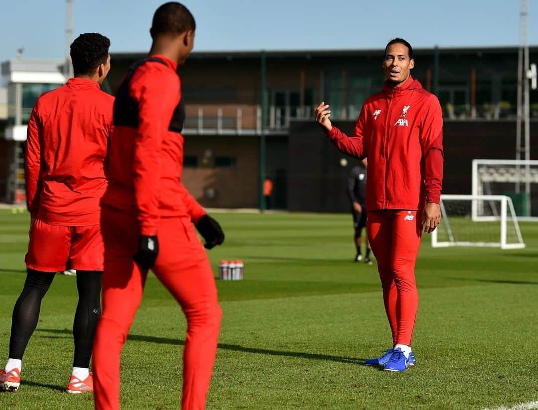 ビルヒル・ファン・ダイクさんのインスタグラム写真 - (ビルヒル・ファン・ダイクInstagram)「Back at Melwood! 😁 #YNWA」10月18日 2時12分 - virgilvandijk