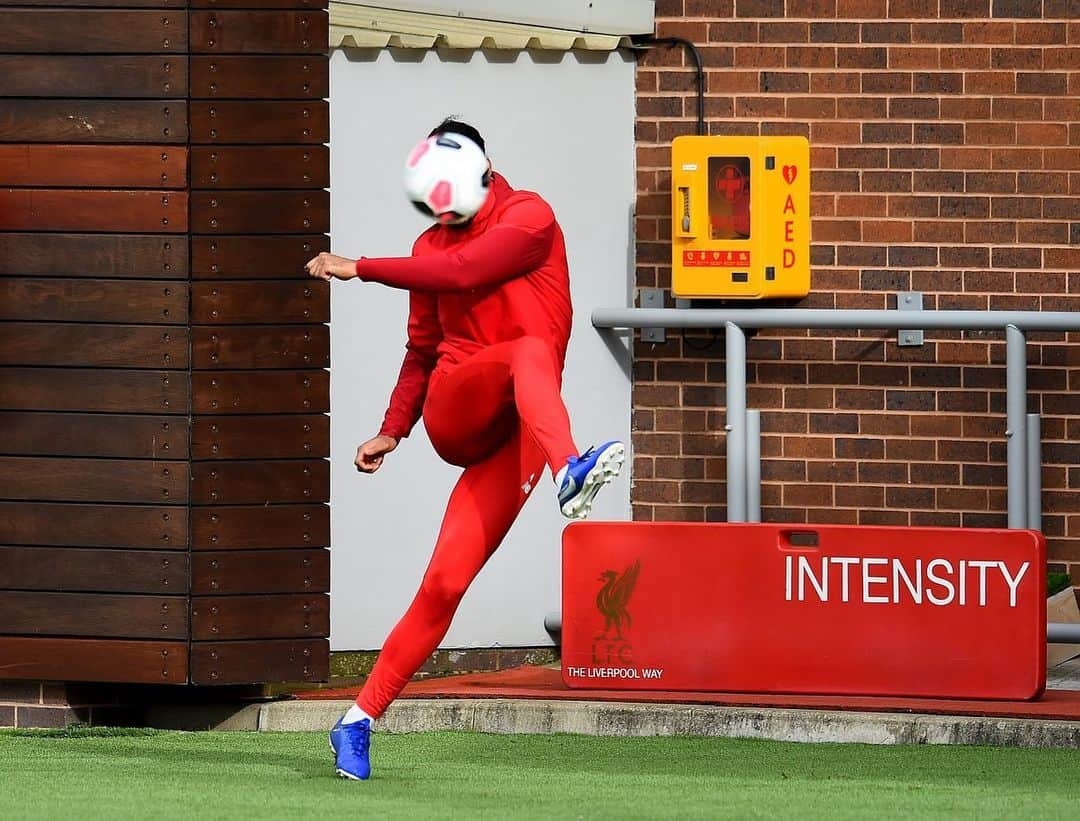 ビルヒル・ファン・ダイクさんのインスタグラム写真 - (ビルヒル・ファン・ダイクInstagram)「Back at Melwood! 😁 #YNWA」10月18日 2時12分 - virgilvandijk