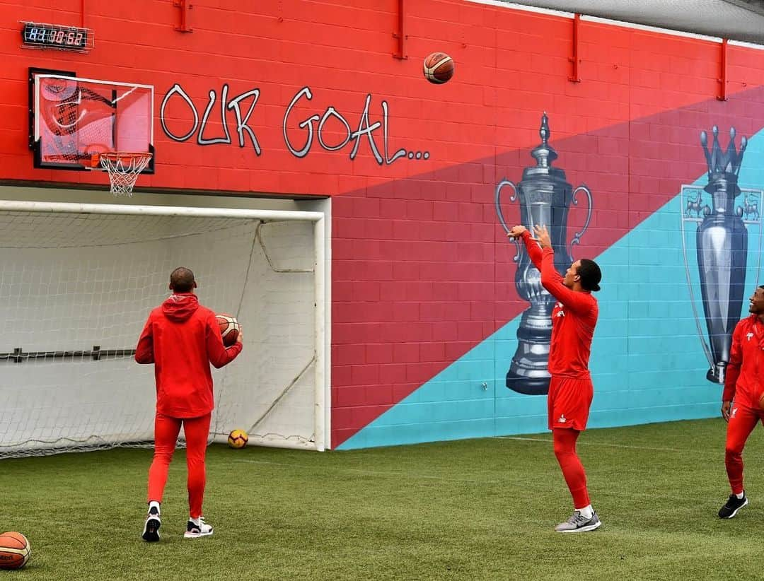 ビルヒル・ファン・ダイクさんのインスタグラム写真 - (ビルヒル・ファン・ダイクInstagram)「Back at Melwood! 😁 #YNWA」10月18日 2時12分 - virgilvandijk