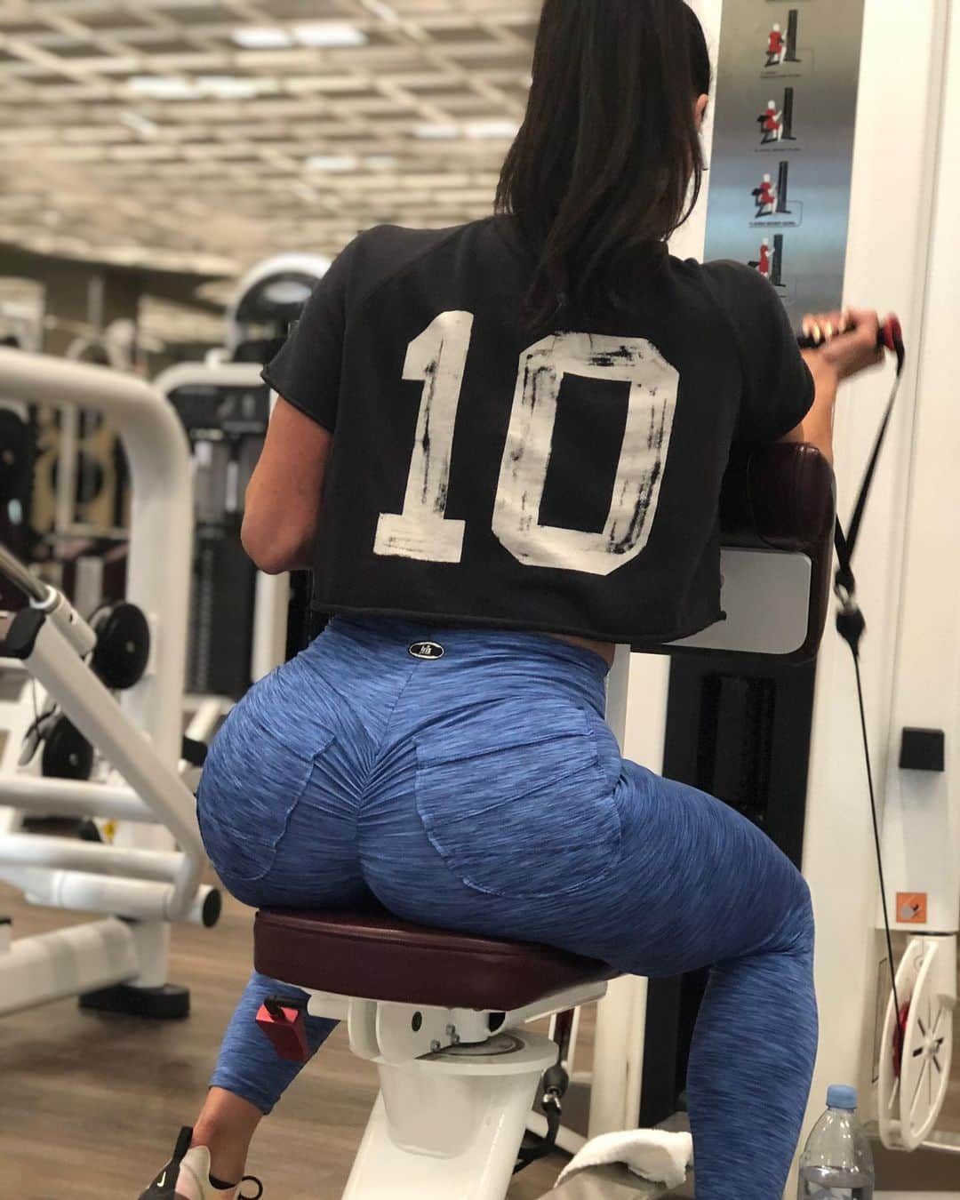 Kendra Lustさんのインスタグラム写真 - (Kendra LustInstagram)「#gymmotivation #armworkout #girlsthatlift #sexy .. rocking my @dennisrodman #10 @rootsoffight」10月18日 2時27分 - kendralust