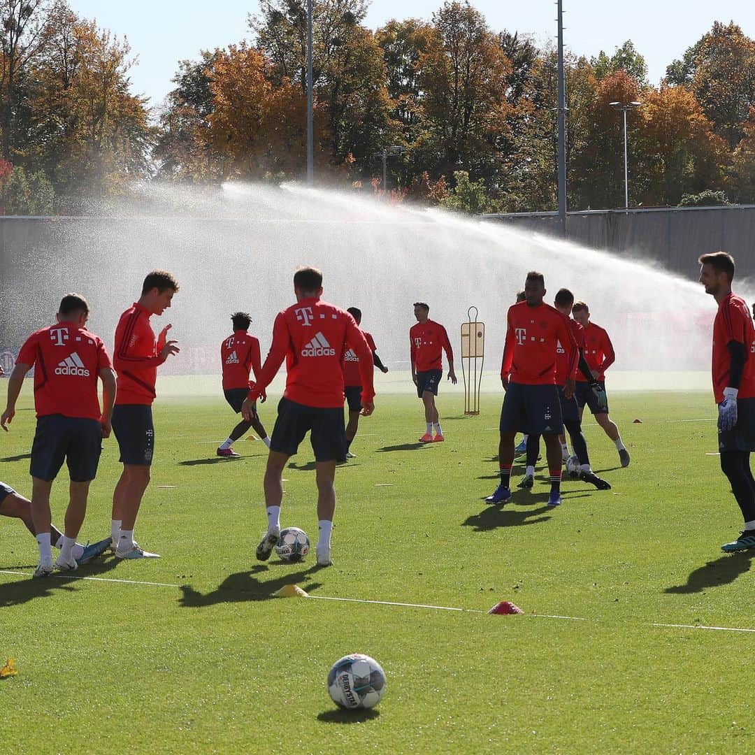トーマス・ミュラーのインスタグラム：「A little refreshment during the training session @fcbayern 👍🏼😀 Fantastic!👌☀️ #esmuellert #fcb #packmas #fcafcb #bereit #miasanmia」