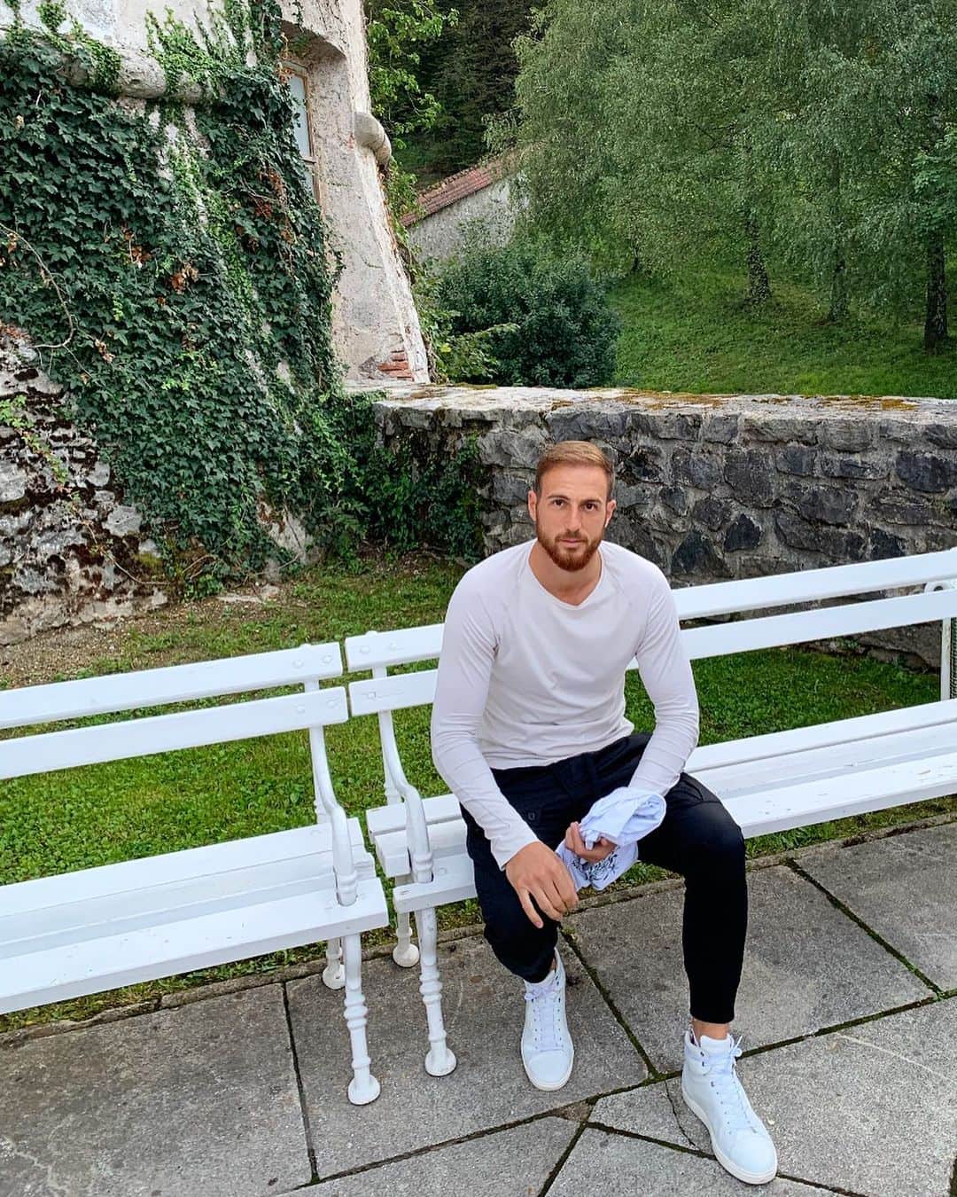 ヤン・オブラクのインスタグラム：「This eco T-shirt in my hands made for you my fans is really close to launch!#benedettilife」