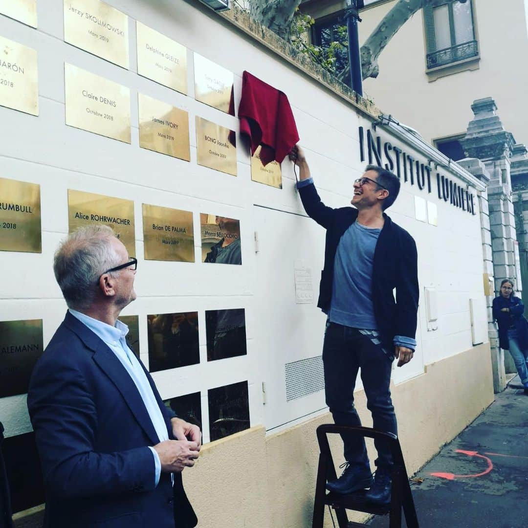 ガエル・ガルシア・ベルナルさんのインスタグラム写真 - (ガエル・ガルシア・ベルナルInstagram)「La plaque sur le mur... Feliz acá. Besos a todos.」10月18日 2時54分 - gaelgarciab