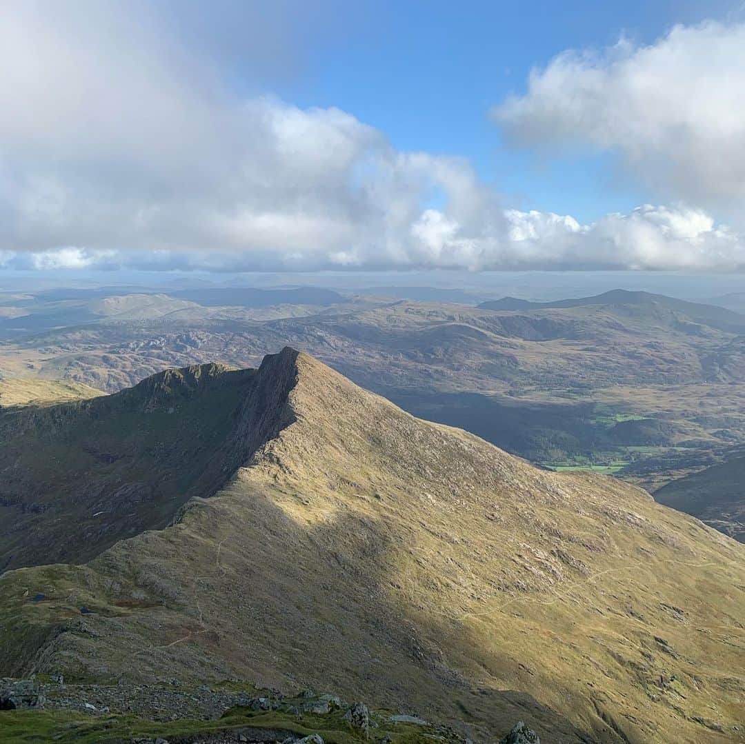 ジョーイ・バートンさんのインスタグラム写真 - (ジョーイ・バートンInstagram)「Yesterday, I climbed Snowdon with my friend. We chatted about many different things over the course of the 5 hours. We are all ‘mad busy’ but taking some timeout to talk to those we care about is important.  Get off your arse. Get outdoors. Enjoy nature. It’s free.」10月18日 3時04分 - joey7bartonofficial