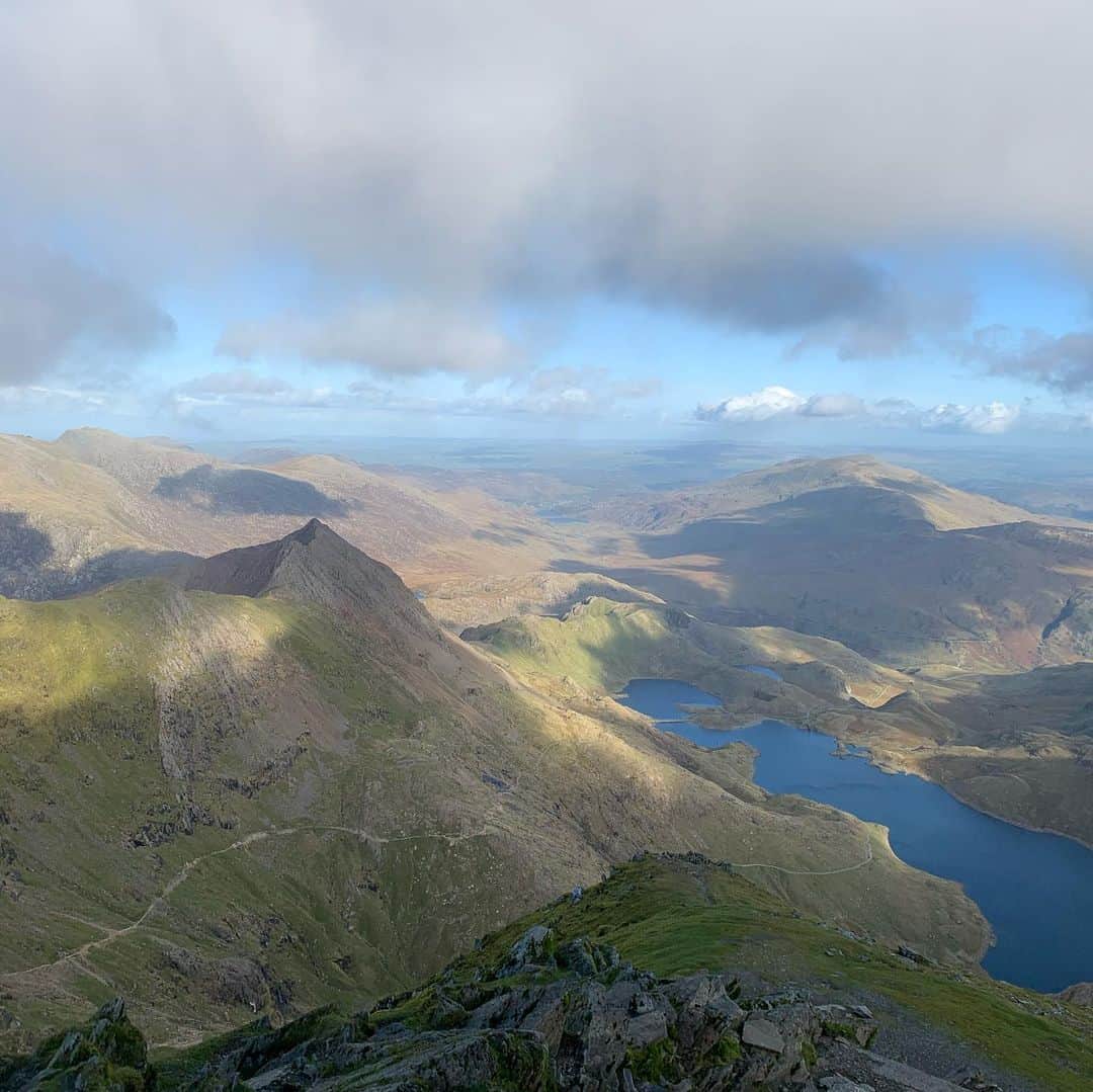 ジョーイ・バートンさんのインスタグラム写真 - (ジョーイ・バートンInstagram)「Yesterday, I climbed Snowdon with my friend. We chatted about many different things over the course of the 5 hours. We are all ‘mad busy’ but taking some timeout to talk to those we care about is important.  Get off your arse. Get outdoors. Enjoy nature. It’s free.」10月18日 3時04分 - joey7bartonofficial