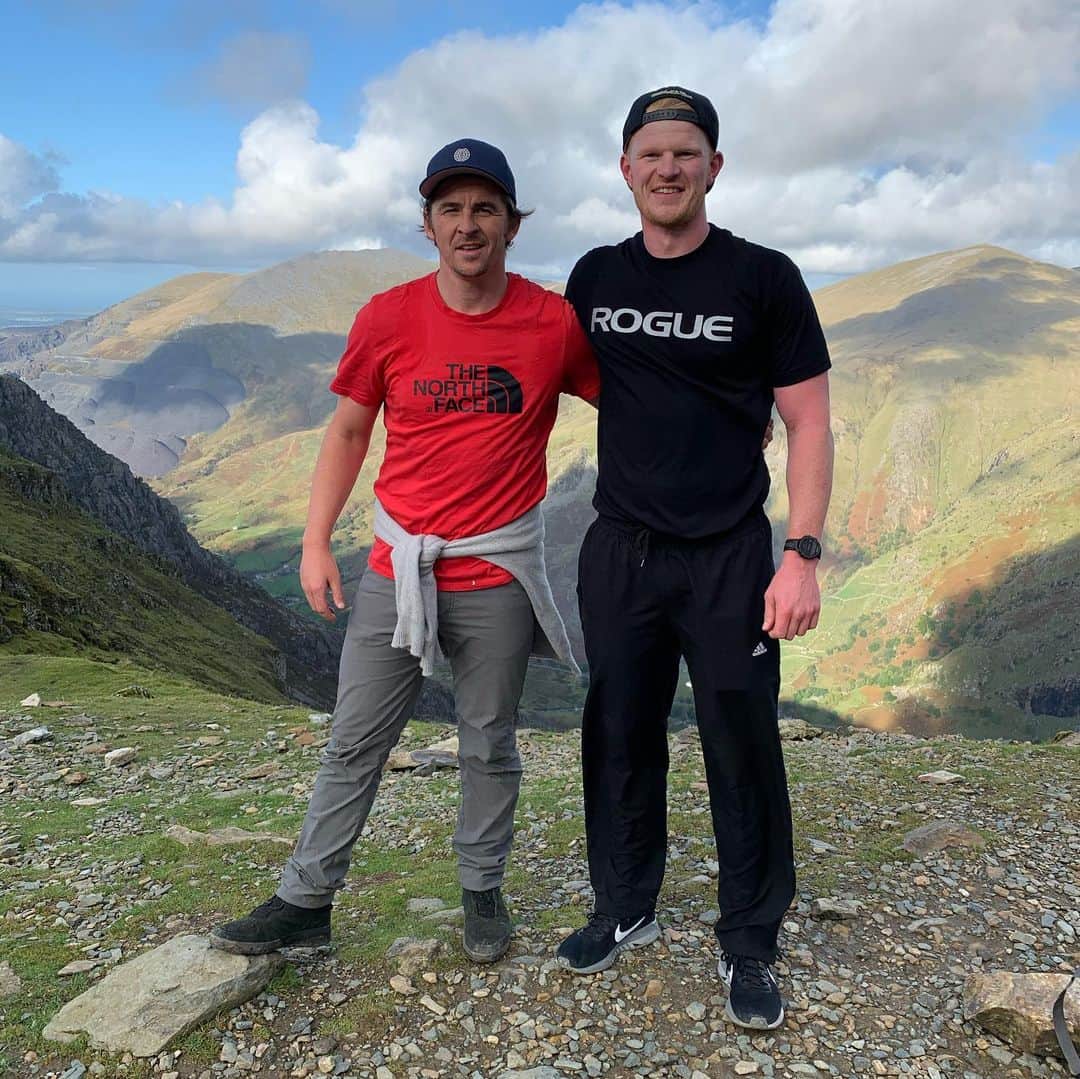 ジョーイ・バートンさんのインスタグラム写真 - (ジョーイ・バートンInstagram)「Yesterday, I climbed Snowdon with my friend. We chatted about many different things over the course of the 5 hours. We are all ‘mad busy’ but taking some timeout to talk to those we care about is important.  Get off your arse. Get outdoors. Enjoy nature. It’s free.」10月18日 3時04分 - joey7bartonofficial