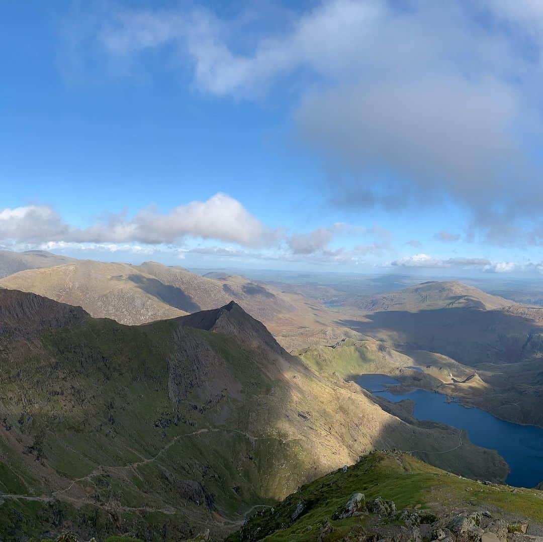 ジョーイ・バートンさんのインスタグラム写真 - (ジョーイ・バートンInstagram)「Yesterday, I climbed Snowdon with my friend. We chatted about many different things over the course of the 5 hours. We are all ‘mad busy’ but taking some timeout to talk to those we care about is important.  Get off your arse. Get outdoors. Enjoy nature. It’s free.」10月18日 3時04分 - joey7bartonofficial