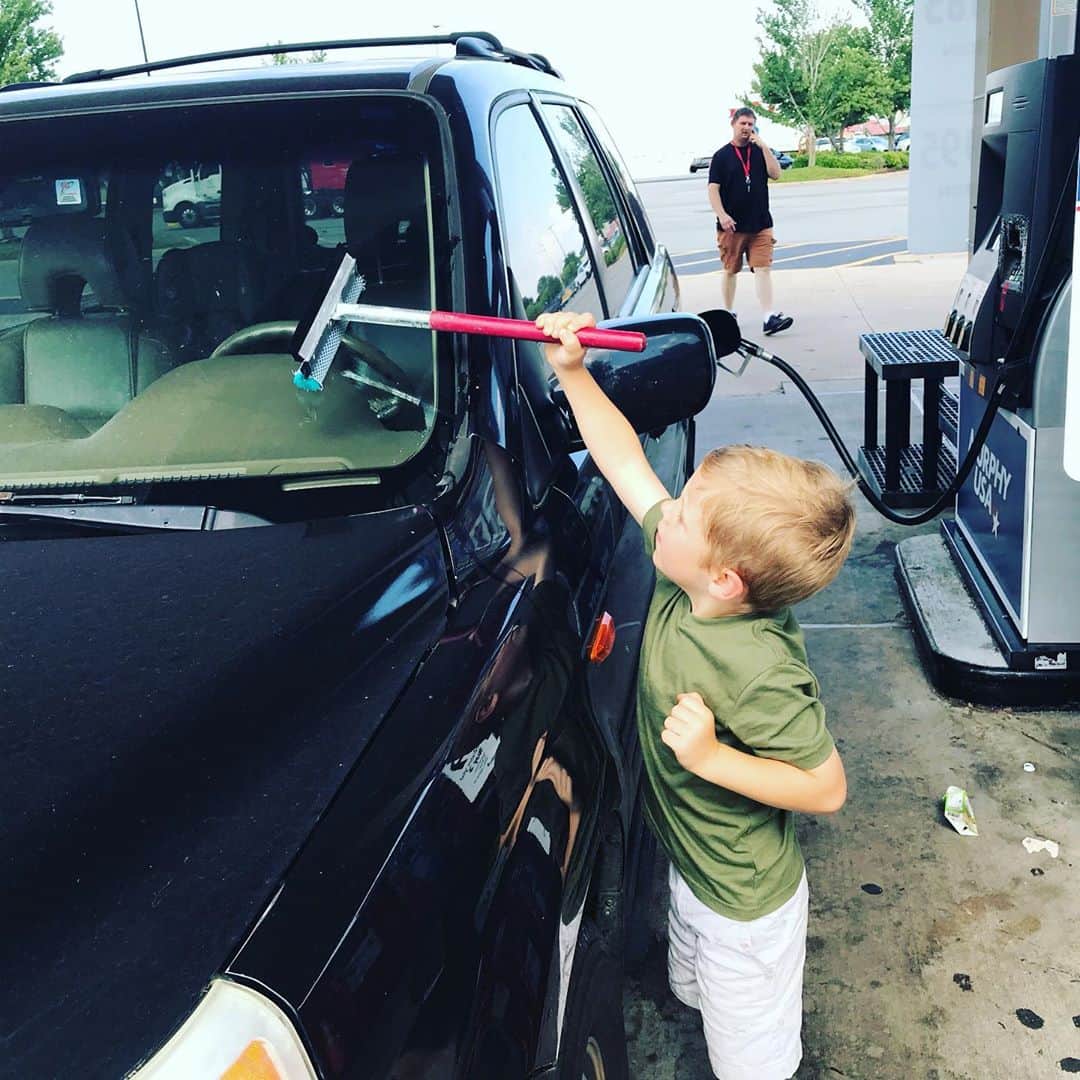 デリック・ディラードのインスタグラム：「Papa’s big (little) helper!  Thanks buddy!」