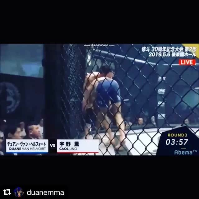 宇野薫のインスタグラム：「スクランブル！！！ デュアンのグランドコントロール上手かったなぁ(流石グレイシーバッハの黒帯)次の試合ではしっかりとトップポジションを取る。  #修斗 #宇野薫 #shooto0506 #caoluno #unodojo #onehundredathletic  #Repost @duanemma with @get_repost ・・・ One of my favorite scrambles in a MMA fight against the legend @caoluno I remember this fight like it was yesterday, So blessed that I could show my skills in Tokyo, Japan @shooto_sustain Can’t wait for the next one 🙏🙏🙏 @draculinobjj @csa_holland @martijn_dej @workhouse_vught @daanduijs @ironladymma @andy8souwer2official @paullamoth @lizzygevers @boosterfightgear @kazuhiro.sakamoto #mma #featherweight #shooto #japan #graciebarra #dutchmma #legendfight #scrambles #poweredbybooster」