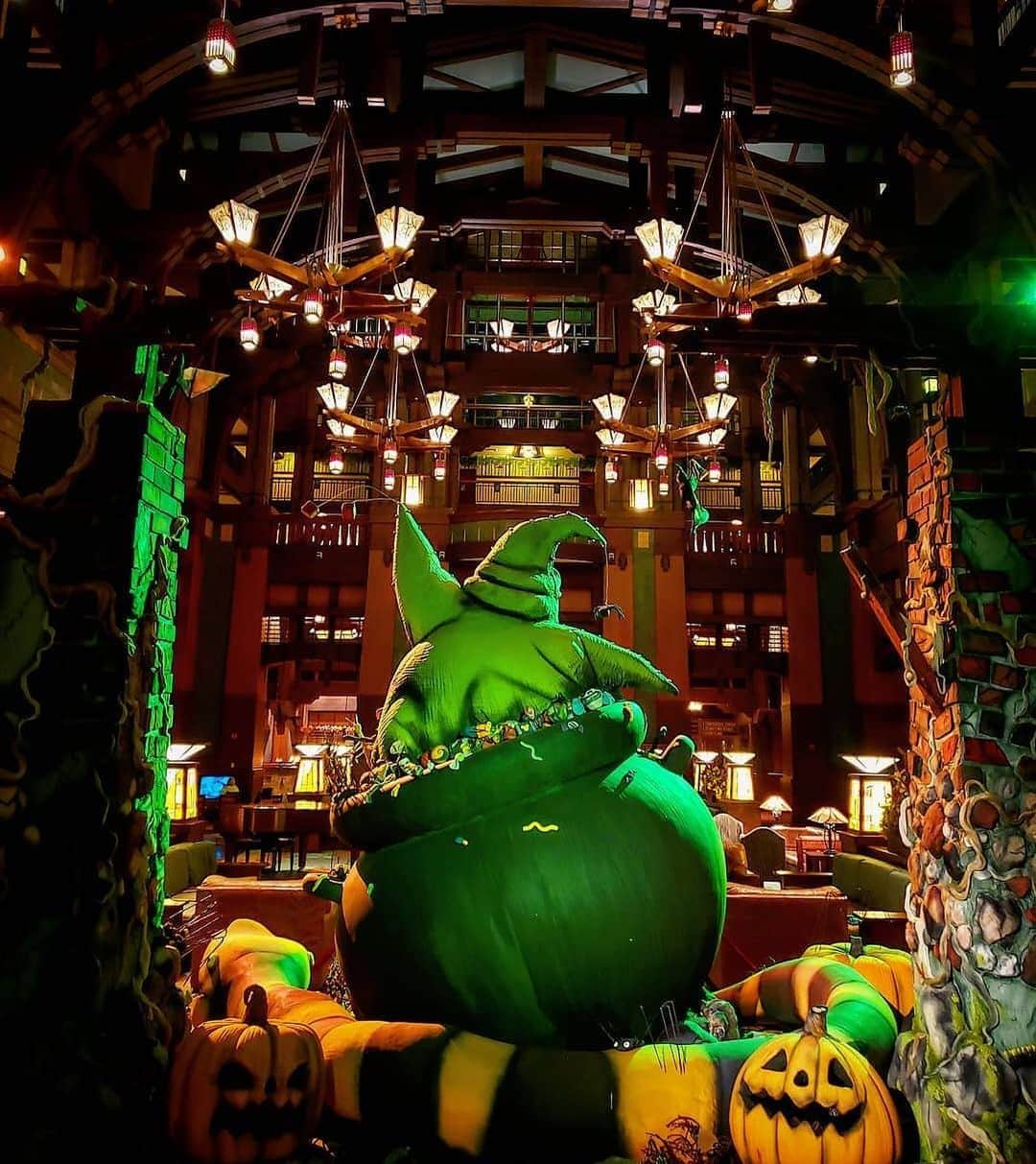 ディズニーランドさんのインスタグラム写真 - (ディズニーランドInstagram)「WELL, well, well, when we said Oogie Boogie had taken over the Resort, we meant all of it! 👻 Can you guess how many pounds of chocolate were used to bake this cake? 🎂🎃 (📷: @kaz.natoriousamurai)」10月18日 3時57分 - disneyland