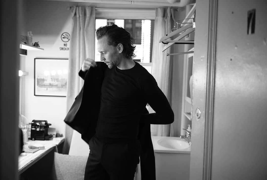 トム・ヒドルストンのインスタグラム：「Jacket Weather. 🍁#BetrayalBroadway 📷: @jennyandersonphoto」