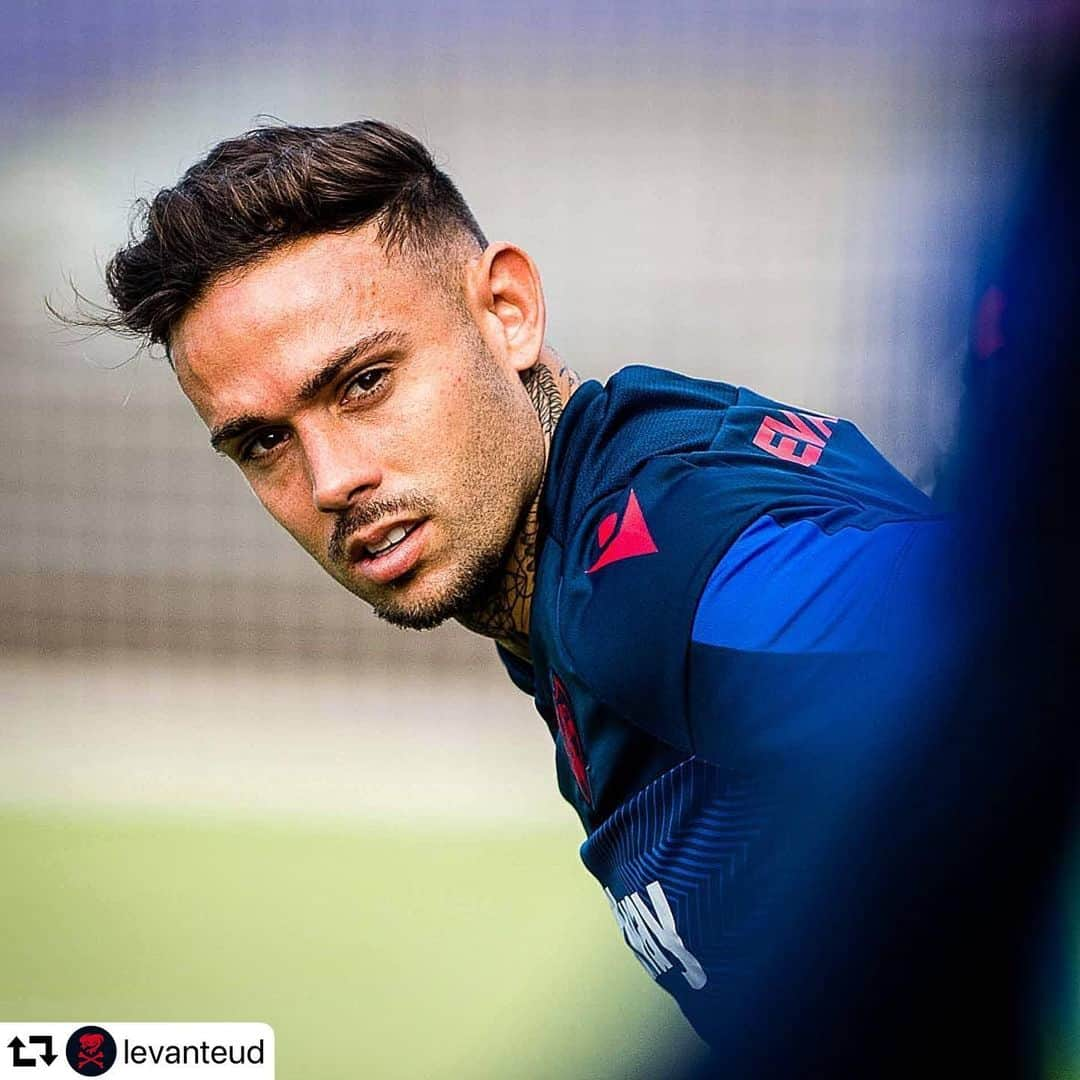 LFPさんのインスタグラム写真 - (LFPInstagram)「What are you looking at, @rogermartii9? 😏 • #LaLiga #LaLigaSantander #LevanteUD #Roger #Football」10月18日 4時12分 - laliga