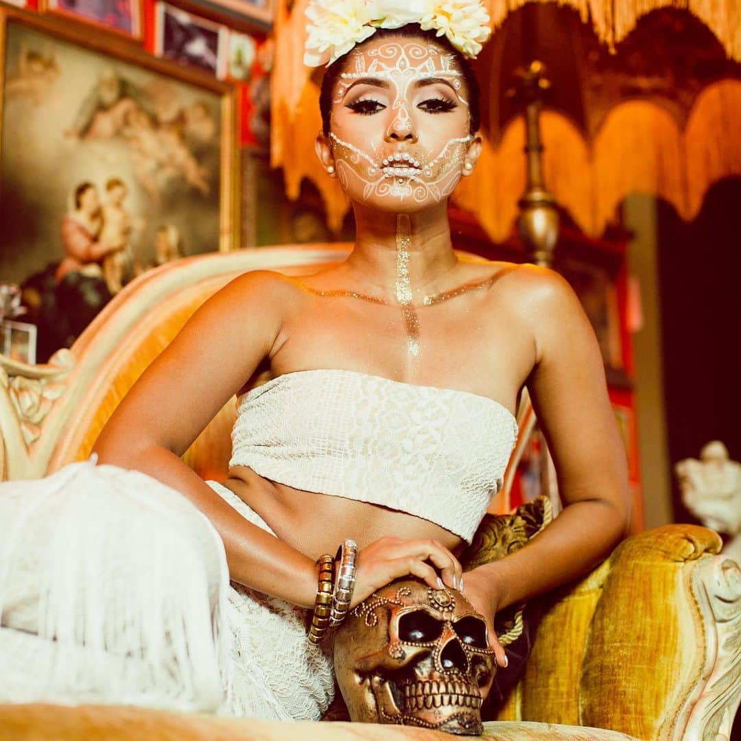 シェネルのインスタグラム：「Who does that skull represent to you?? lmao  Maybe it’s that lady who stole ur parking spot today or the guy who gave u a parking ticket when u were just getting in ur car lmao 🤷🏽‍♀️ I’m Just playin around guys lol - - - #chenelle #chenelleworld #chenellelife #chenellefashion #halloweenfashion #singerfashion #fashionsinger」
