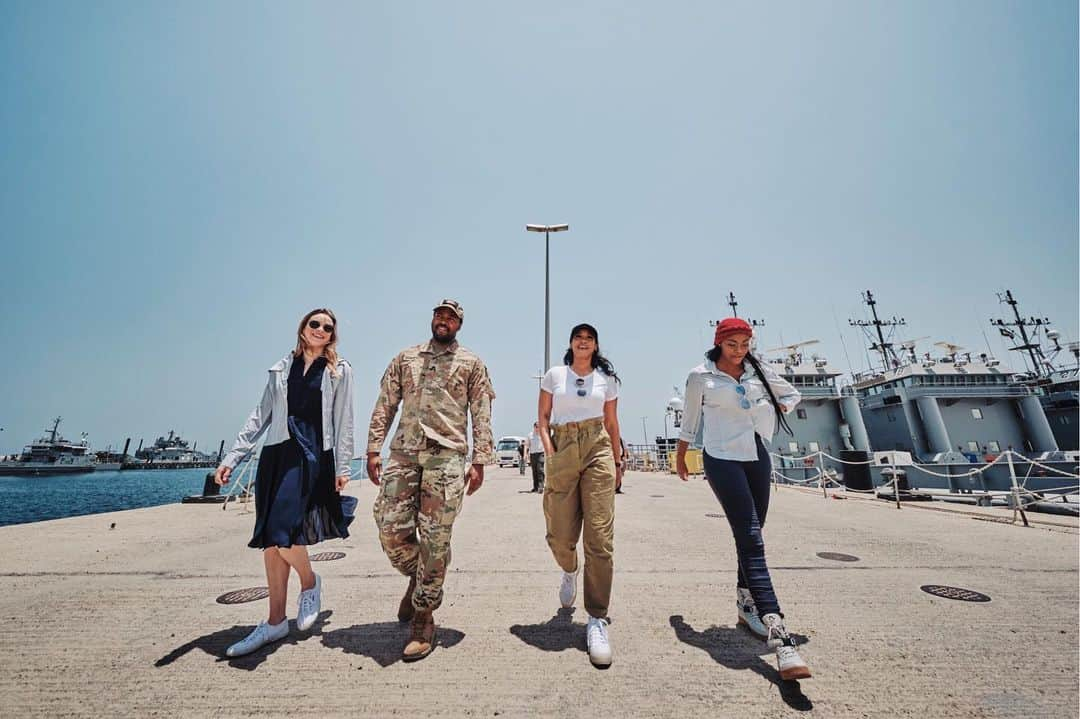 ダニエル・パナベイカーさんのインスタグラム写真 - (ダニエル・パナベイカーInstagram)「#tbt to being in Kuwait on a @theuso tour with @dccomics and @warnerbrostv」10月18日 4時17分 - dpanabaker